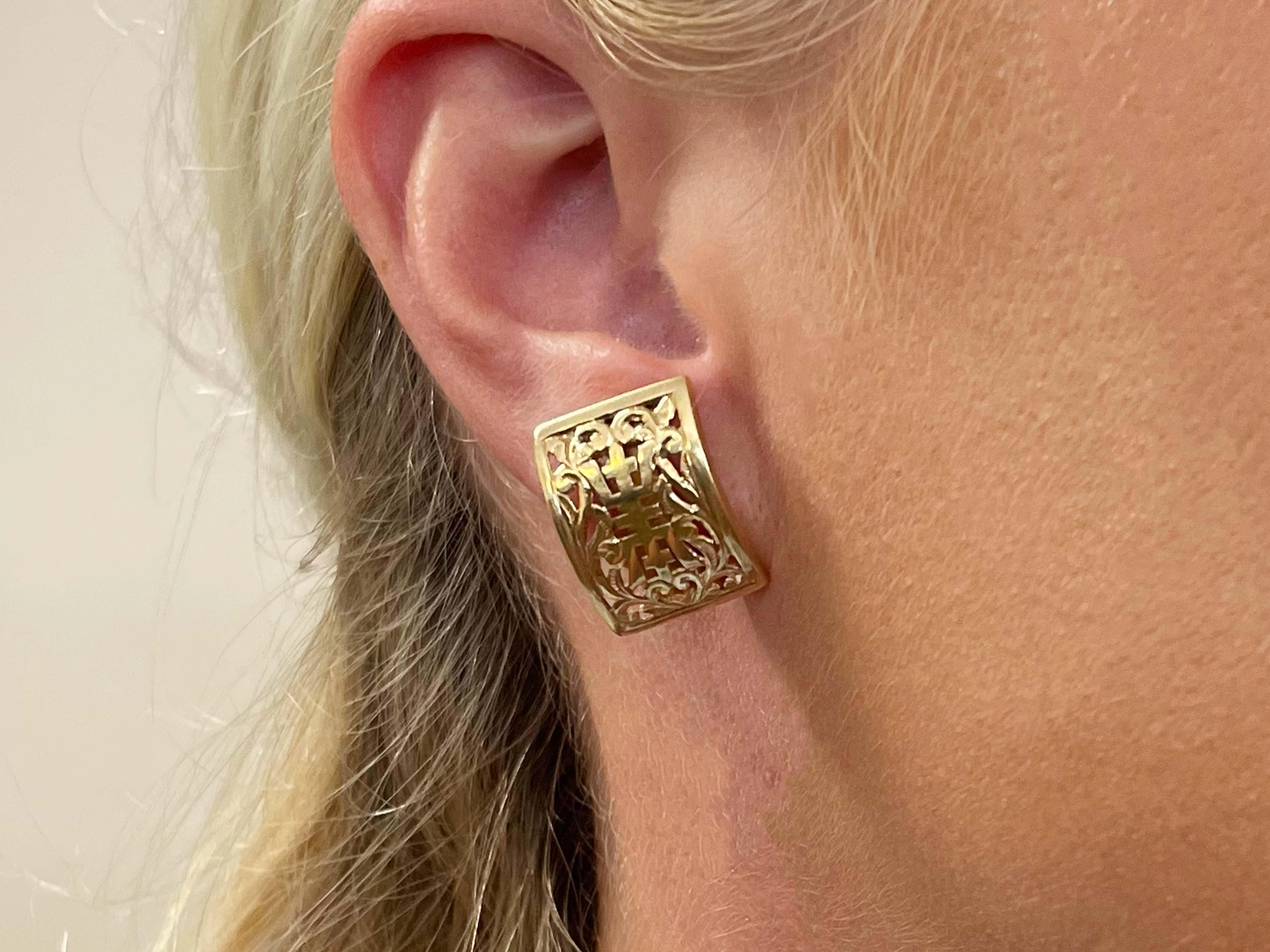 Earrings Specifications:

Designer: Ming's

Metal: 14K Yellow Gold

Total Weight: 6.1 Grams

Earring Measurements Width: 19.5 mm x 15 mm

Stamped: 