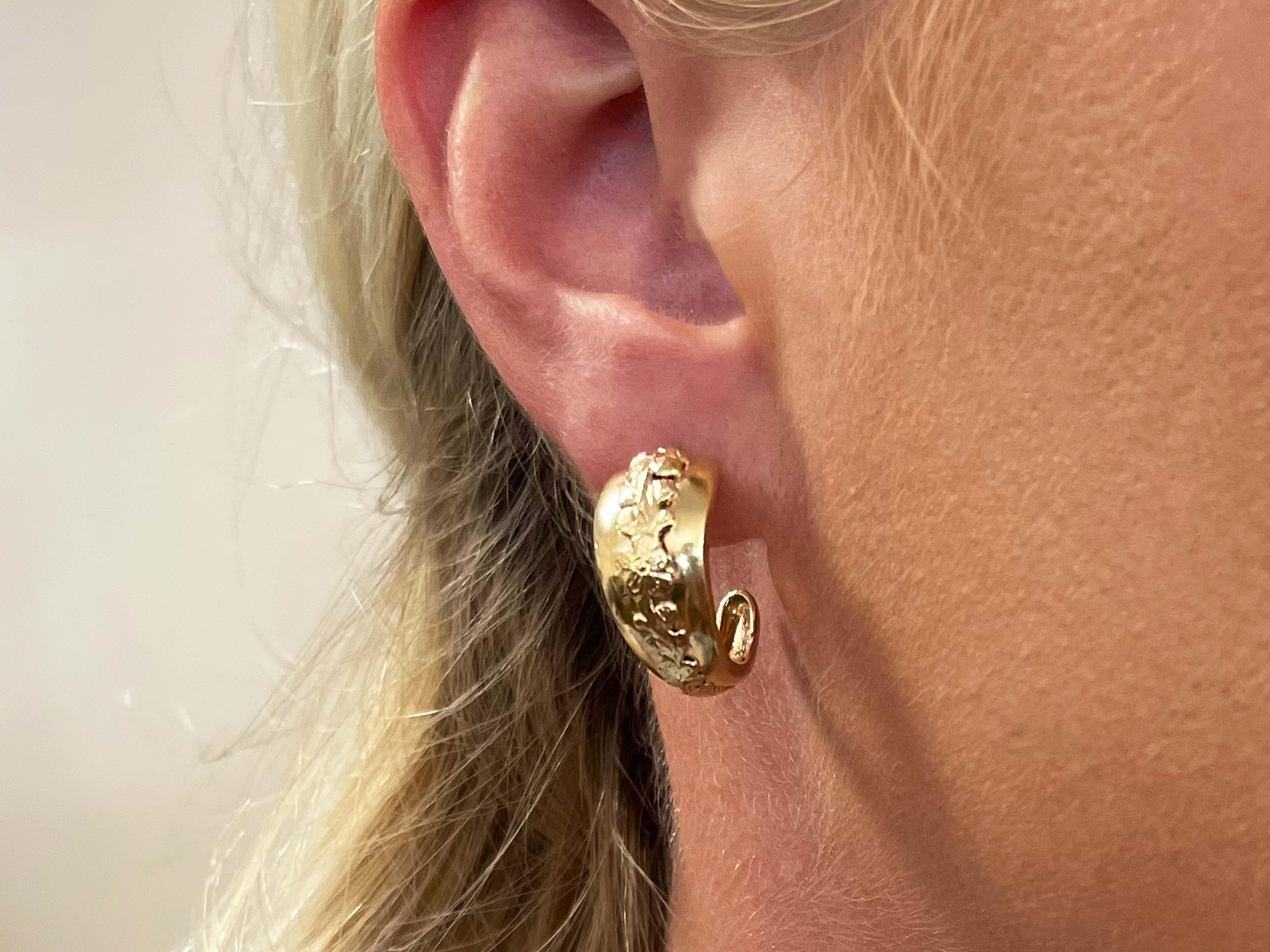 Earrings Specifications:

Designer: Ming's

Metal: 14K Yellow Gold

Total Weight: 8.0 Grams

Hoop Width: 11 mm

Hoop Diameter: 21 mm

Stamped: 