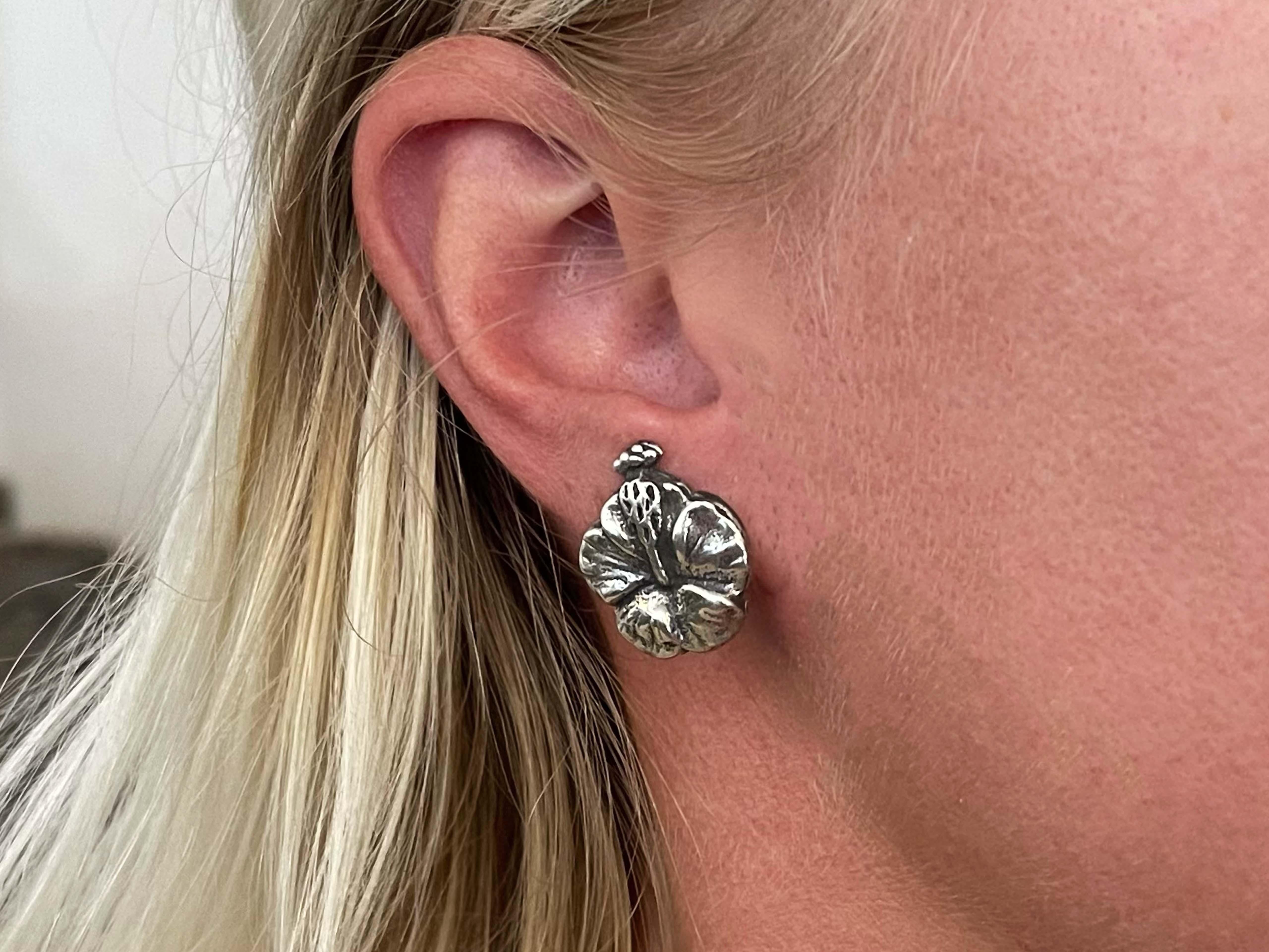 Earrings Specifications:

Designer: Ming's

Metal: Sterling Silver 

Earring Measurements: 0.7
