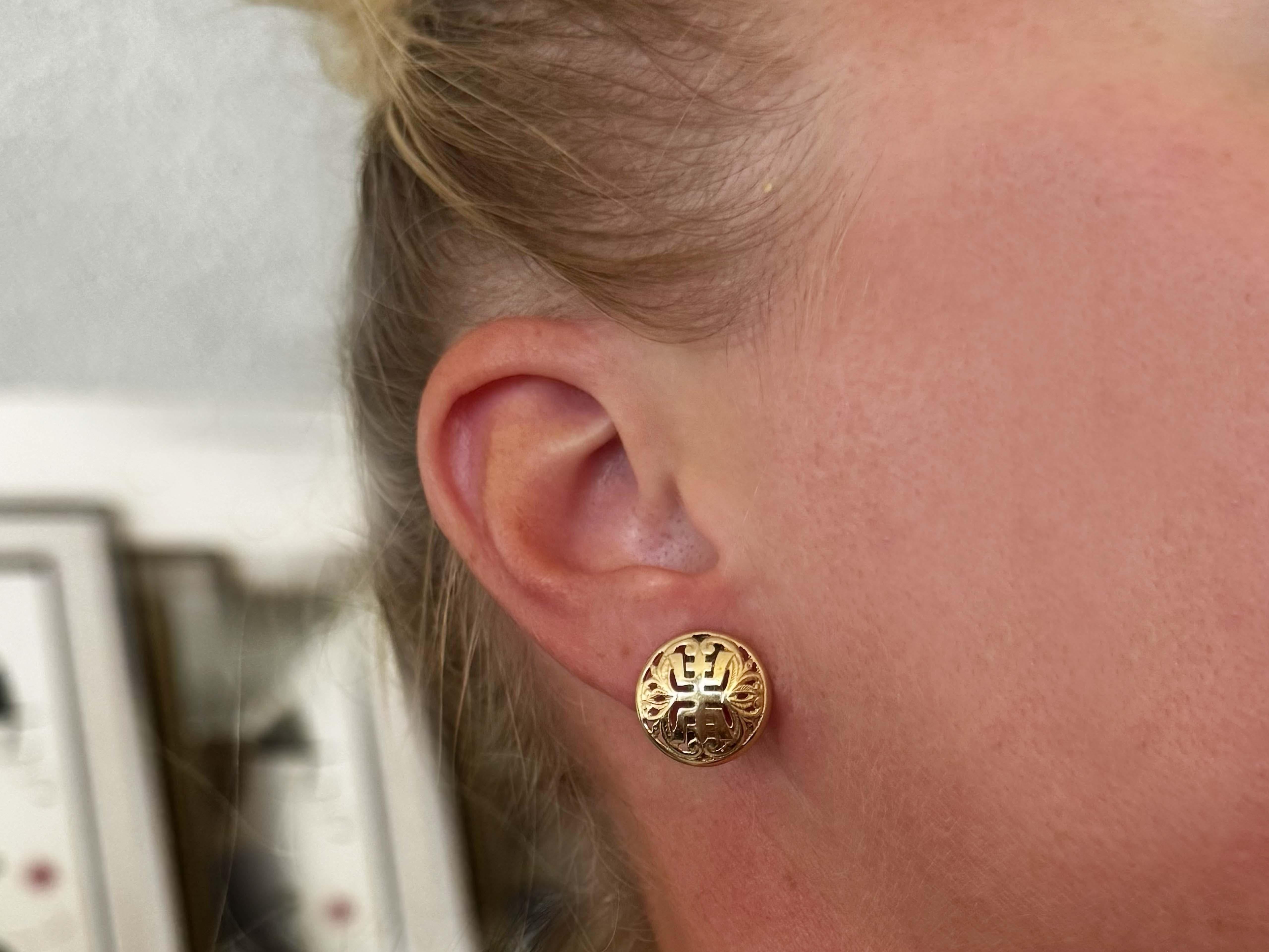 Boucles d'oreilles Spécifications :

Design/One : Ming's Hawaii

Métal : Or jaune 14K

Poids total : 4,3 grammes

Diamètre de la boucle d'oreille : 16 mm

Estampillé : 