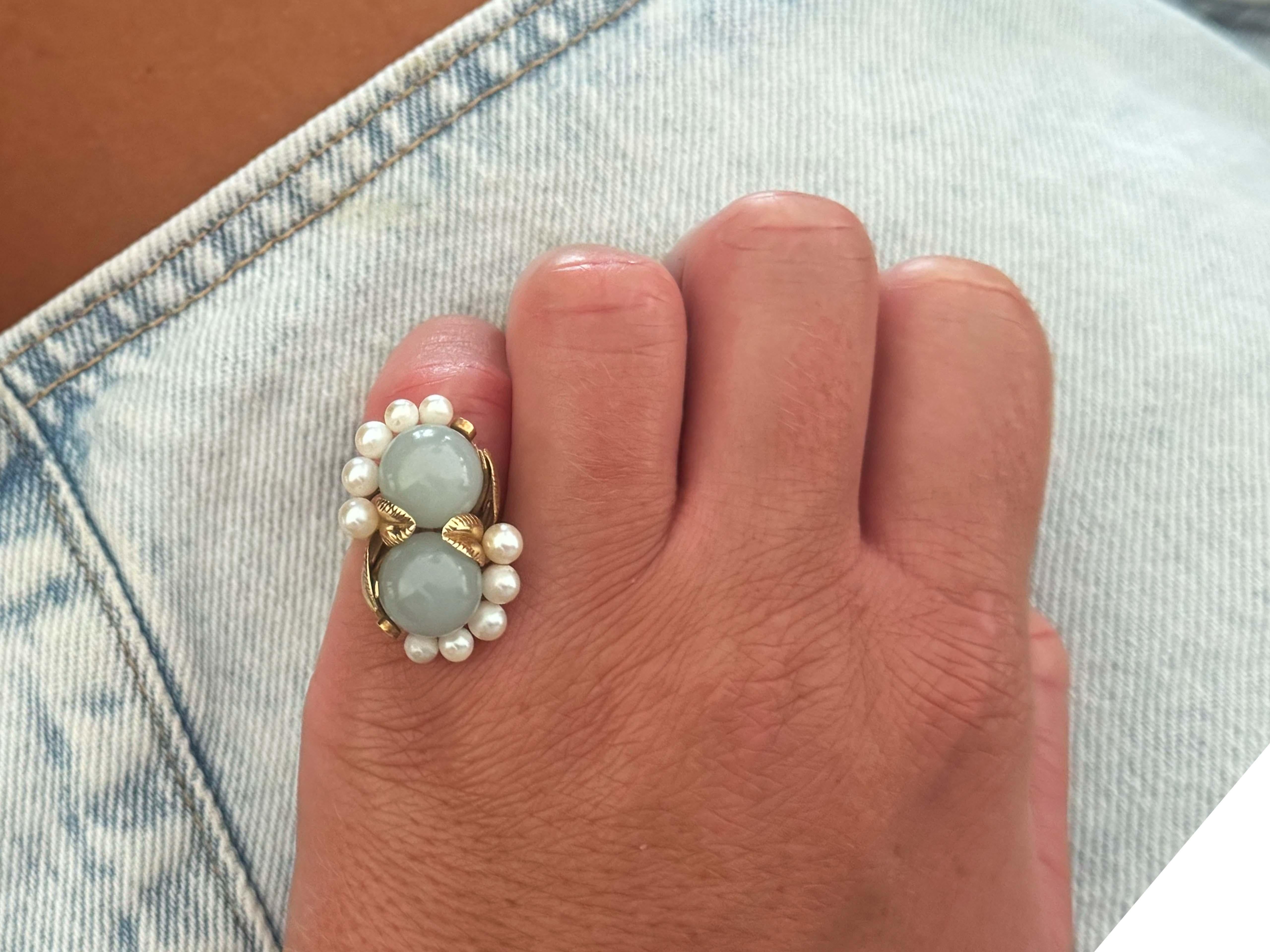 Specifiche dell'anello:

Designer: Ming's Hawaii

Pietre: Perla Akoya e giada

Conteggio della giada: 2 sfere rotonde di giada verde pallido

Diametro della giada: ~10,9 mm 

Peso totale della giada: ~18 carati totali

Numero di perle Akoya: 12