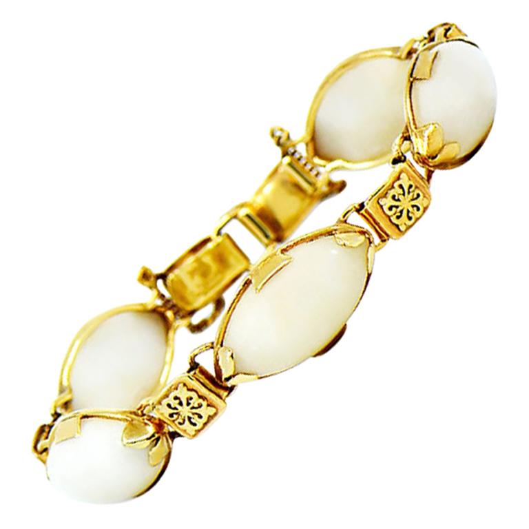 Ming's Hawaii White Jade and Hawaiian Quilt Design 14 Karat Yellow Gold Bracelet For Sale