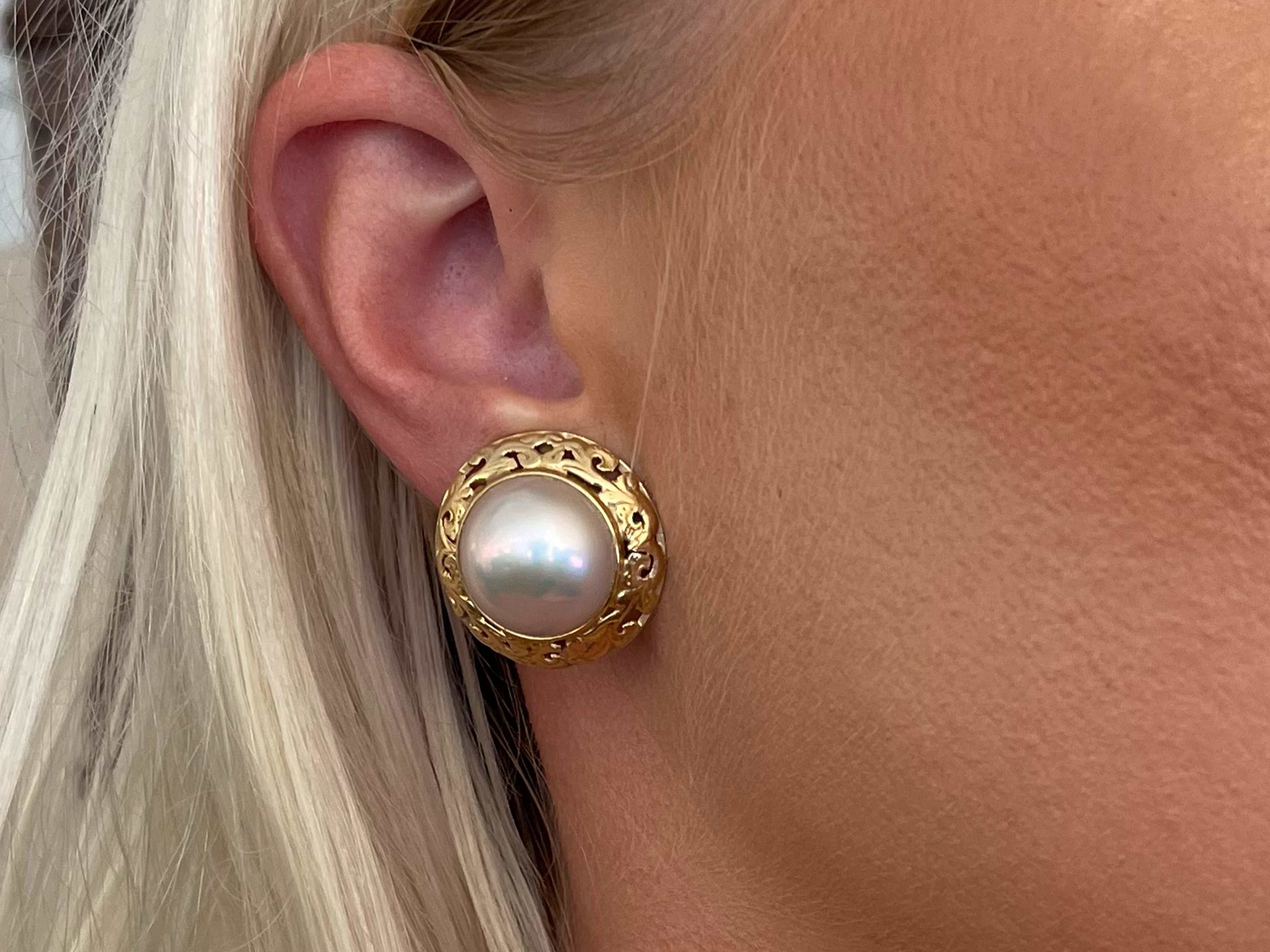 Earrings Specifications:

Designer: Ming's

Style: Large Mabe Pearl Gold Carved Bezel Earrings

Metal: 14k Yellow Gold

Total Weight: 16.3 Grams

Pearl: Mabe

Pearl Diameter: 16.50 mm

Earring Diameter: 24.34 mm

Stamped: 