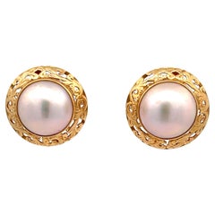 Mings Große Mabe Perlen-Ohrringe aus 14 Karat Gelbgold mit geschnitzter Lünette und Goldschnitzerei