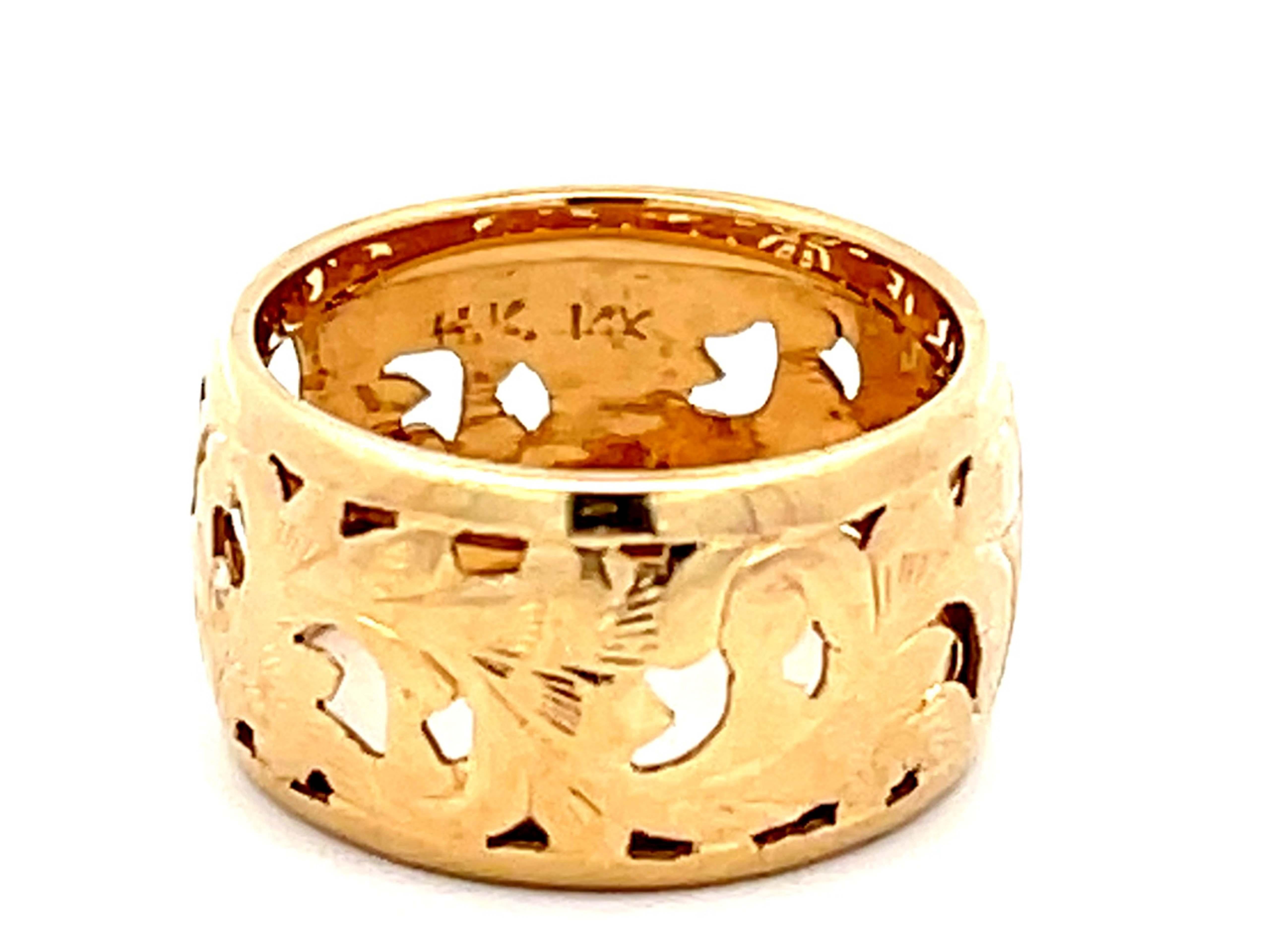 Mings Longevity Cutout Band Ring in 14k Yellow Gold In Excellent Condition For Sale In Honolulu, HI