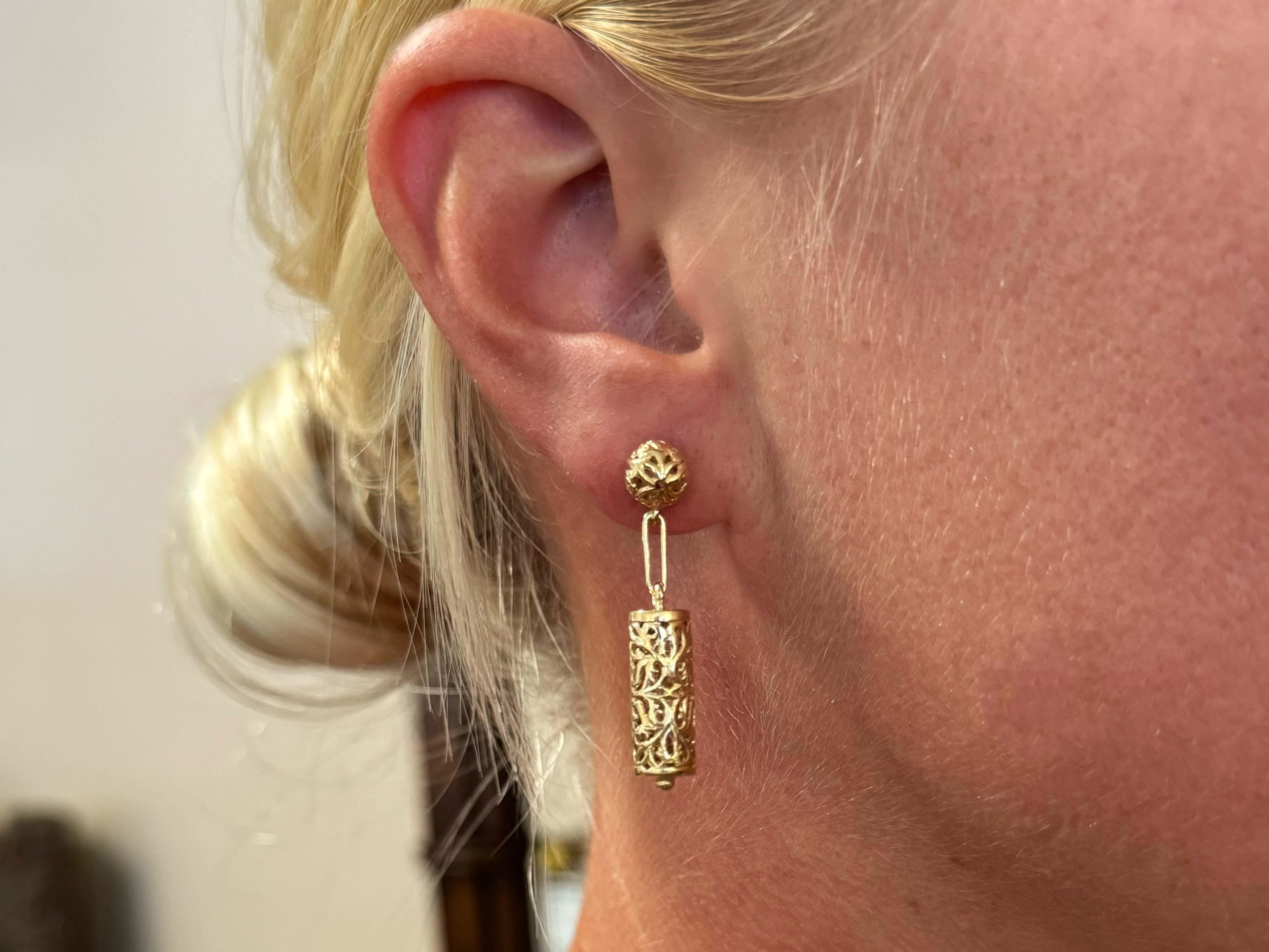 Orecchini Specifiche:

Designer: Ming Ming

Metallo: Oro giallo 14 carati

Peso totale: 4,6 grammi

Misure degli orecchini: 1.5