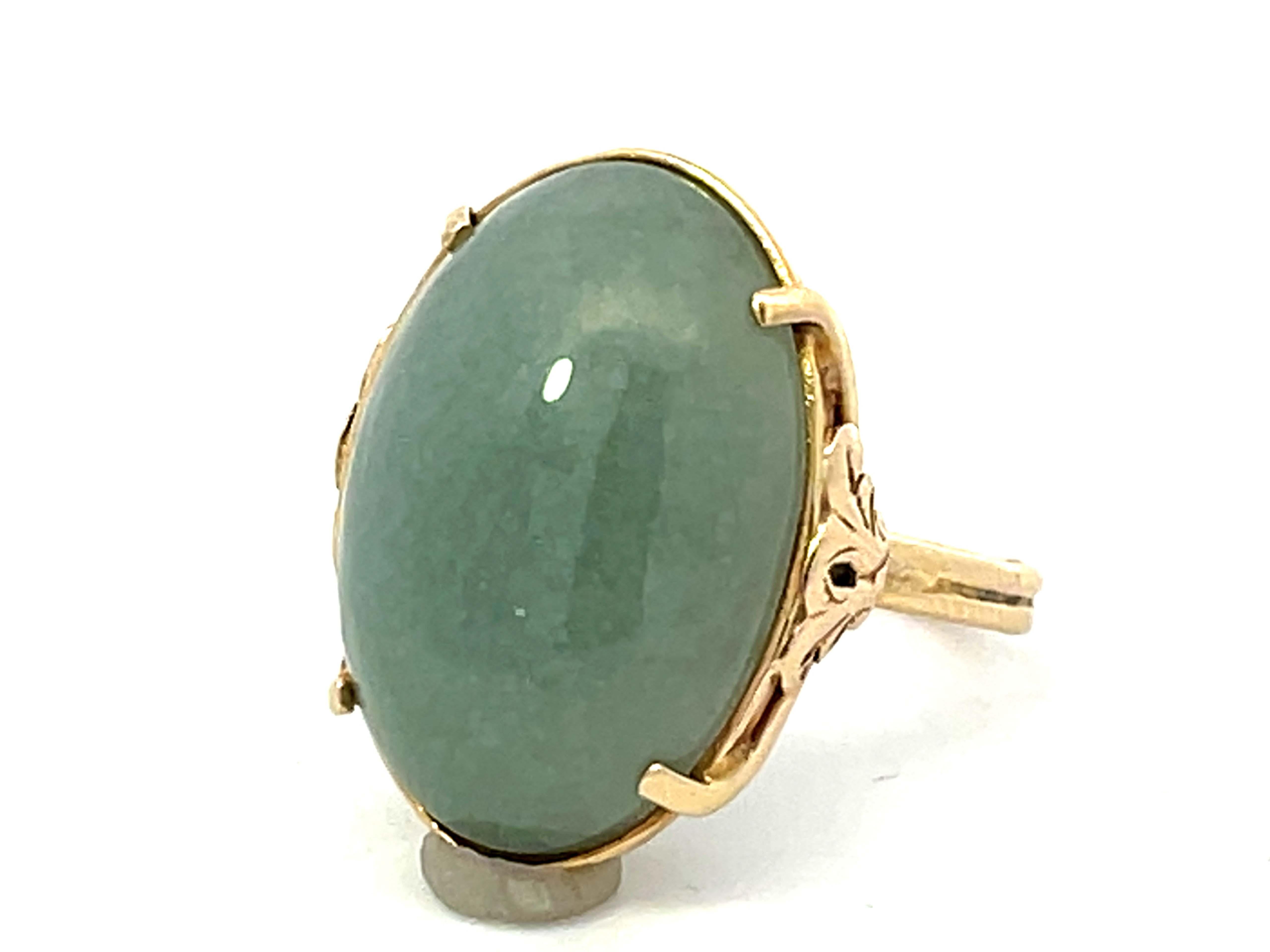 Mings Oval Cabochon Green Jade Ring 14k Yellow Gold In Excellent Condition For Sale In Honolulu, HI