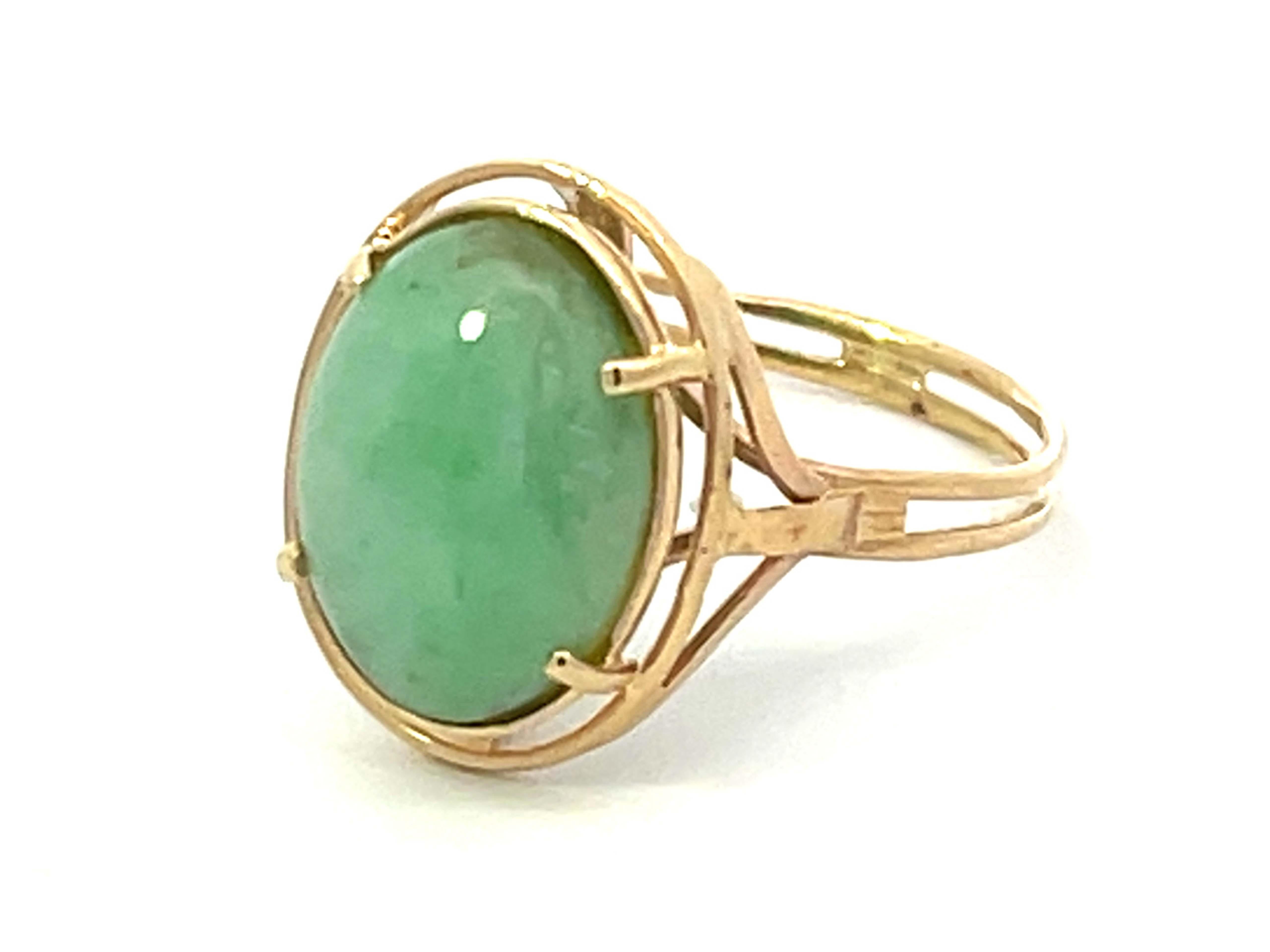 Mings Oval Green Cabochon Jade Ring 14k Yellow Gold In Excellent Condition In Honolulu, HI