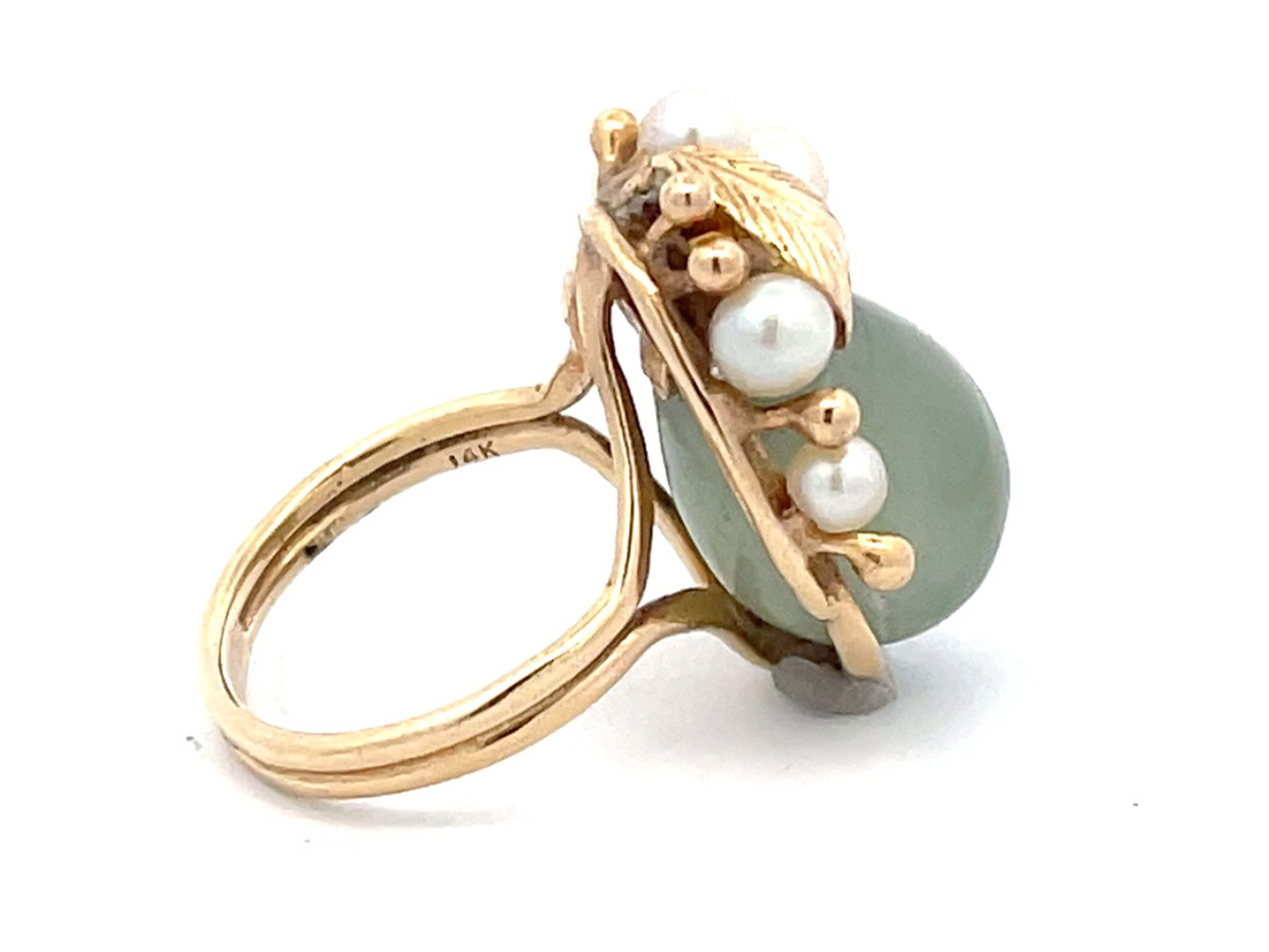 Mings Ring aus 14 Karat Gelbgold mit birnenförmiger tiefgrüner Jade und Perlenblättern (Moderne)