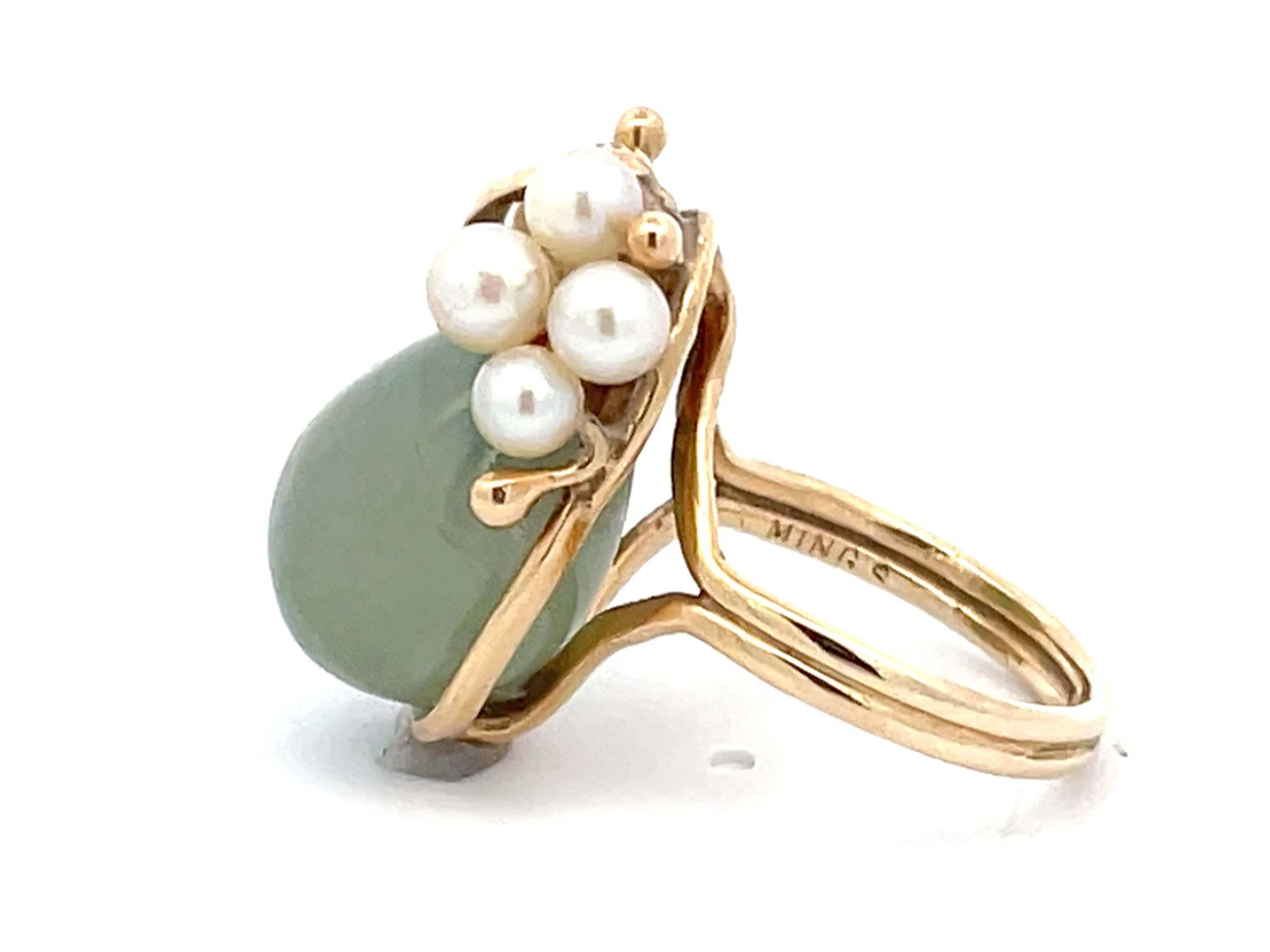 Mings Ring aus 14 Karat Gelbgold mit birnenförmiger tiefgrüner Jade und Perlenblättern (Tropfenschliff)