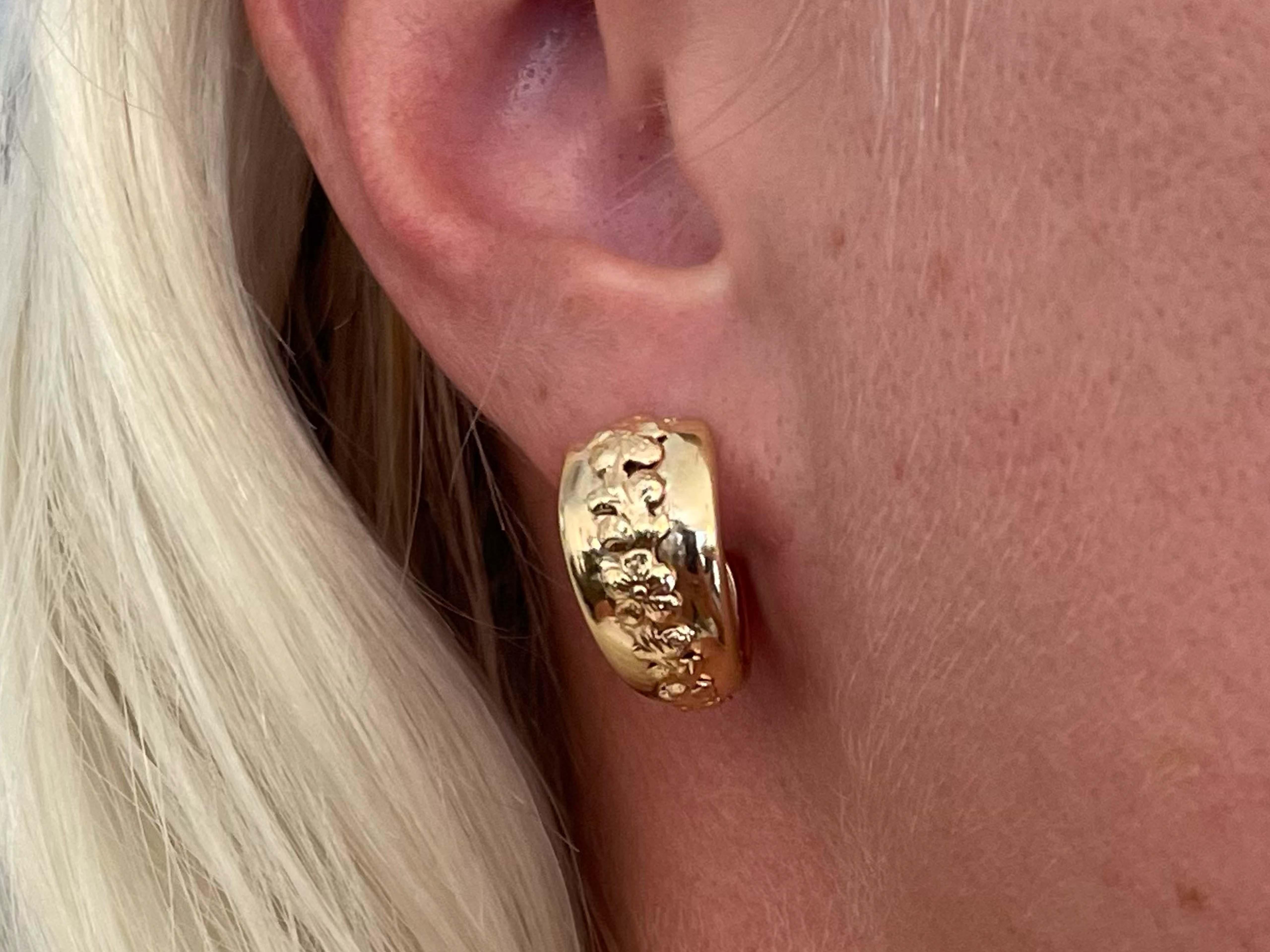 Earrings Specifications:

Designer: Ming's

Metal: 14K Yellow Gold

Total Weight: 7.7 Grams

Hoop Diameter: 21.72 mm

Stamped: 