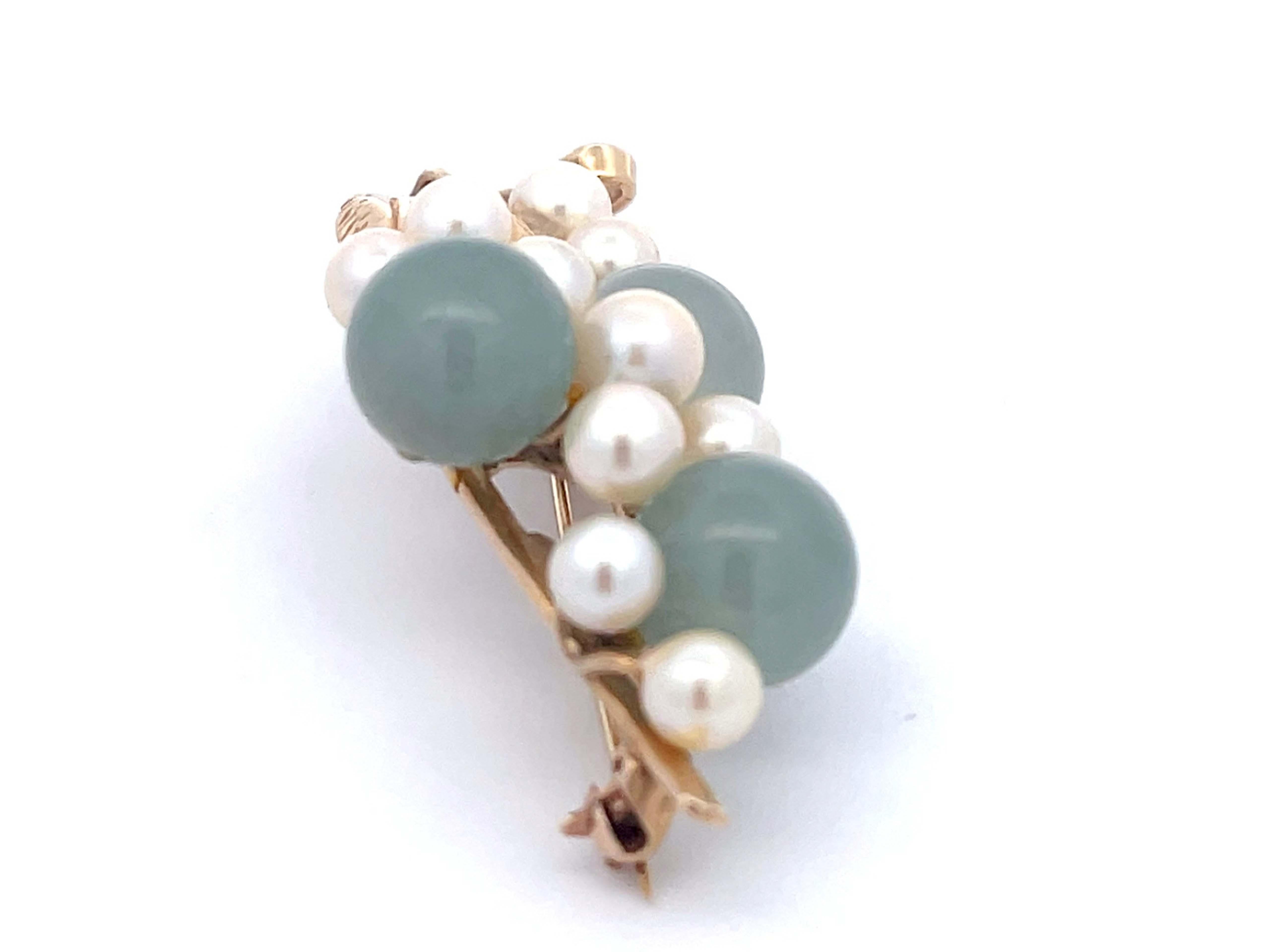 Mings Round Jade Leaf and Pearl Brooch in 14k Yellow Gold In Excellent Condition For Sale In Honolulu, HI