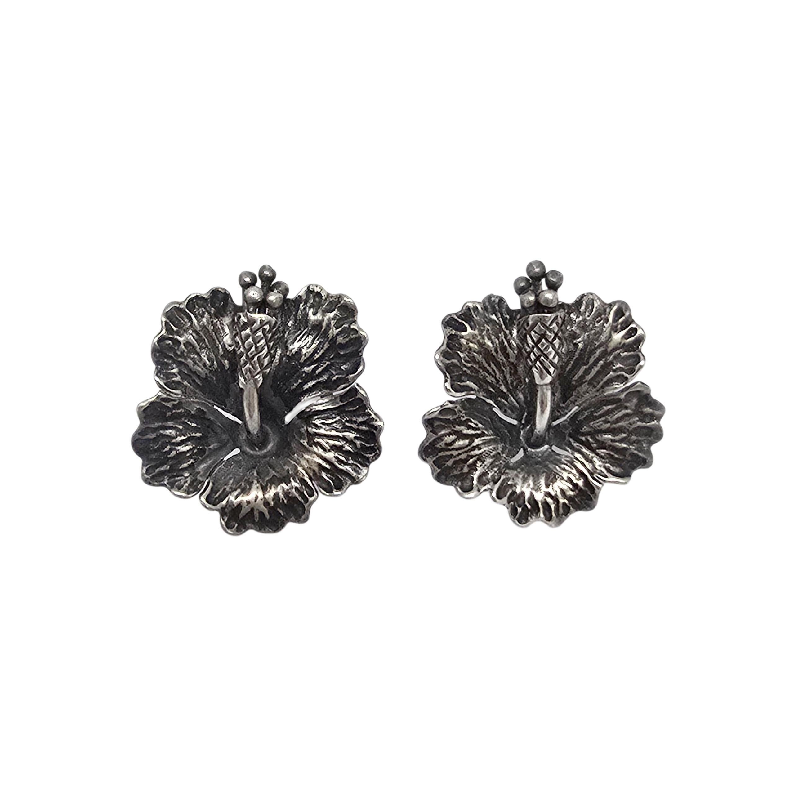 Set di spille e orecchini a clip con fiore di ibisco in argento sterling di Ming Ming

I Ming Ming di Honolulu, rinomati per la loro alta qualità artigianale, sono conosciuti come 