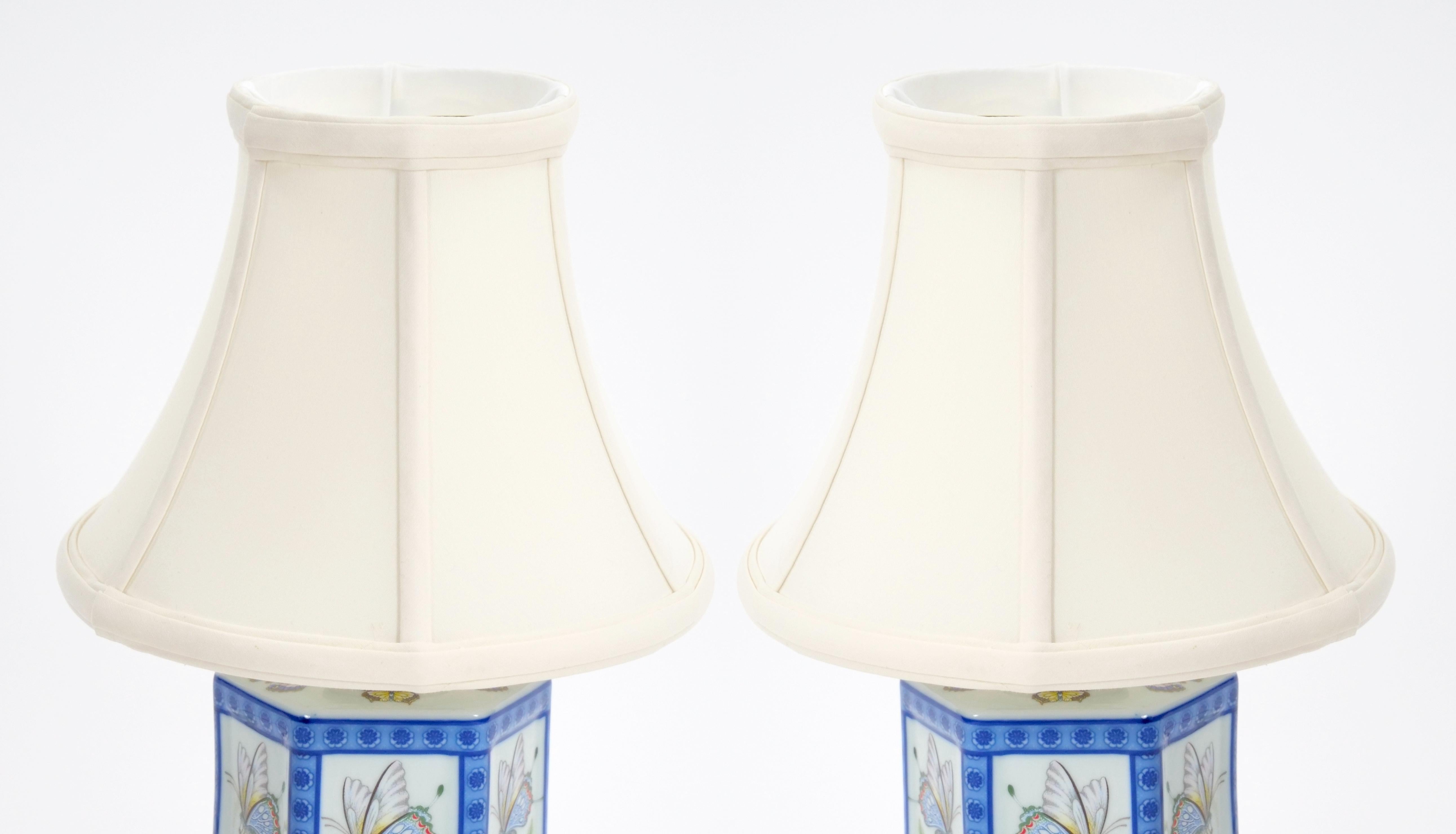 Chinoiseries Mini 20e siècle avec base en bois doré bleu et vert en vente