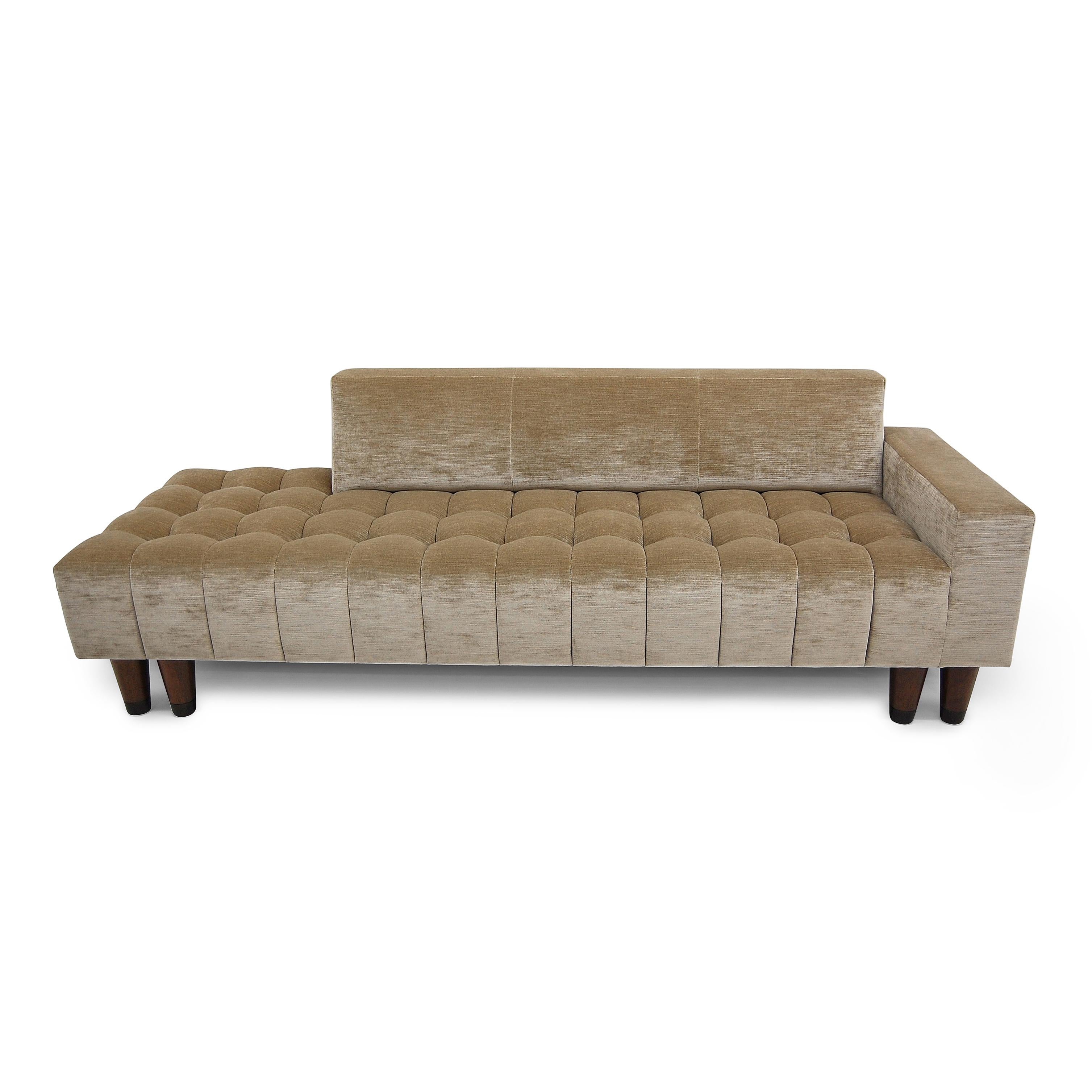Die asymmetrischen Konturen des Mini Abyss Sofas lassen den Blick von und zu jedem seiner einzigartigen Enden schweifen. Der Horizont des Sofas erinnert an eine lässige Lounge, die sich in eine geräumige Nische verwandelt, in der man sich