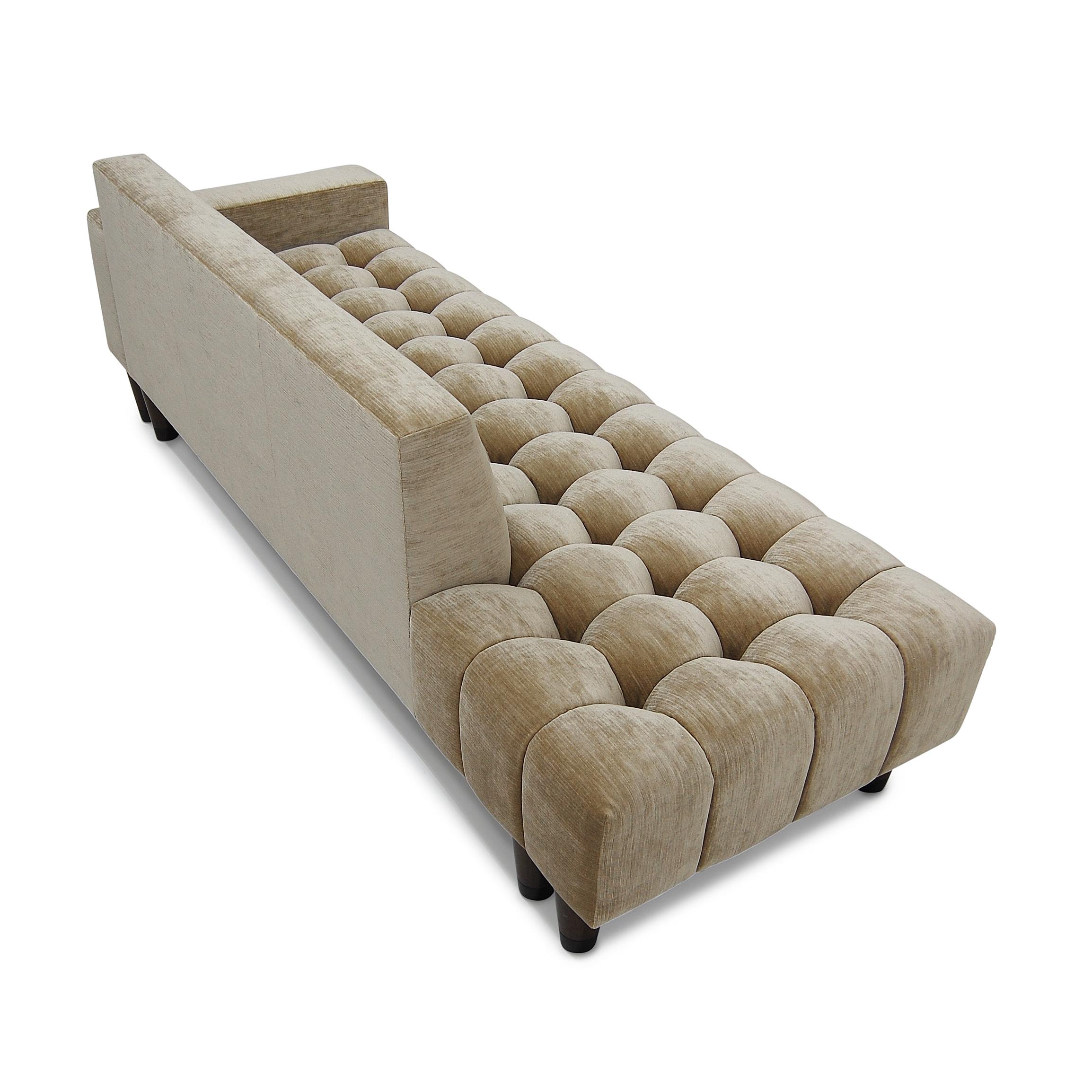 Mini Abyss Sofa Channeling Deep Tufted auf Sitz gedrehte Holzbeine Custom im Zustand „Neu“ im Angebot in Ridgewood, NY
