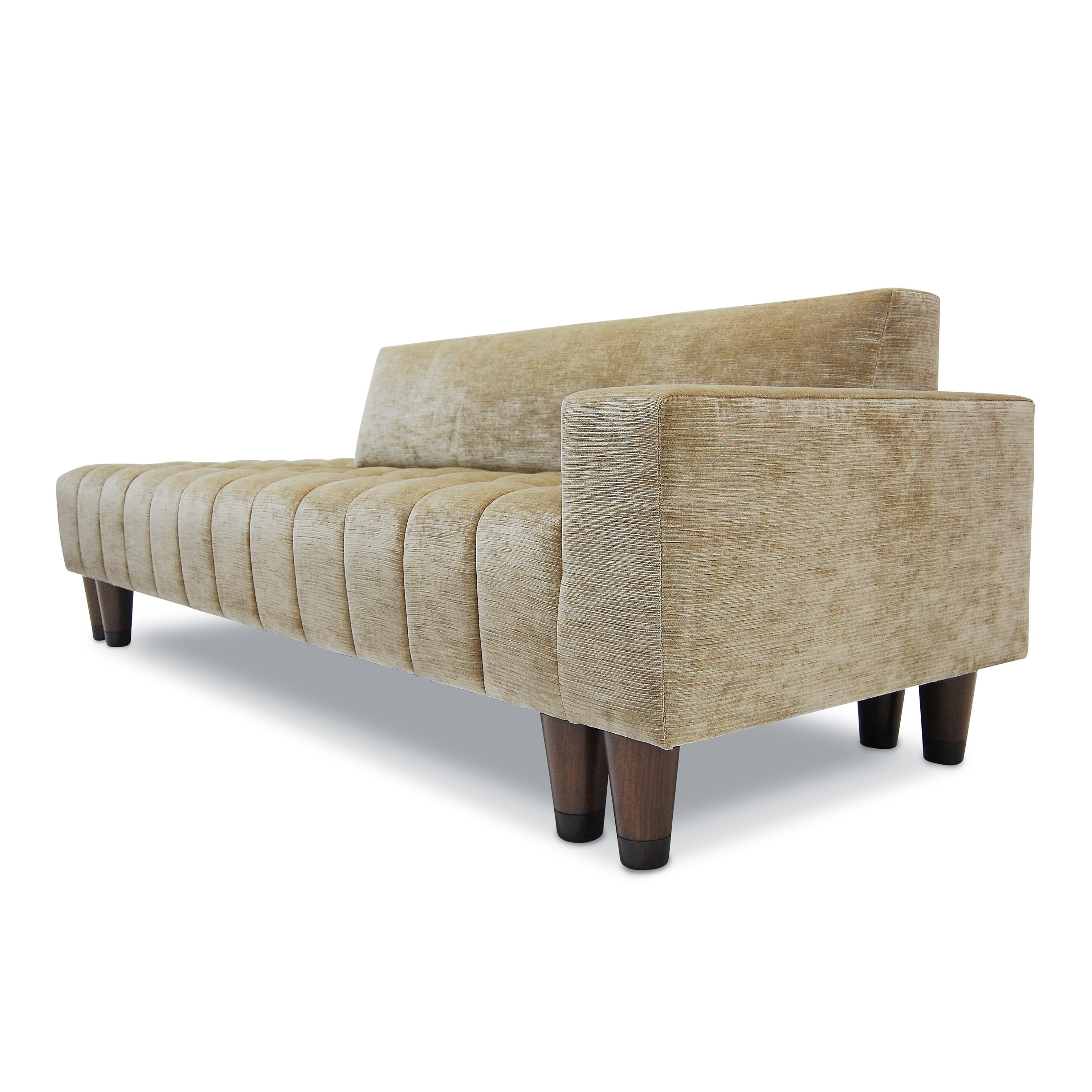 Mini Abyss Sofa Channeling Deep Tufted auf Sitz gedrehte Holzbeine Custom (21. Jahrhundert und zeitgenössisch) im Angebot