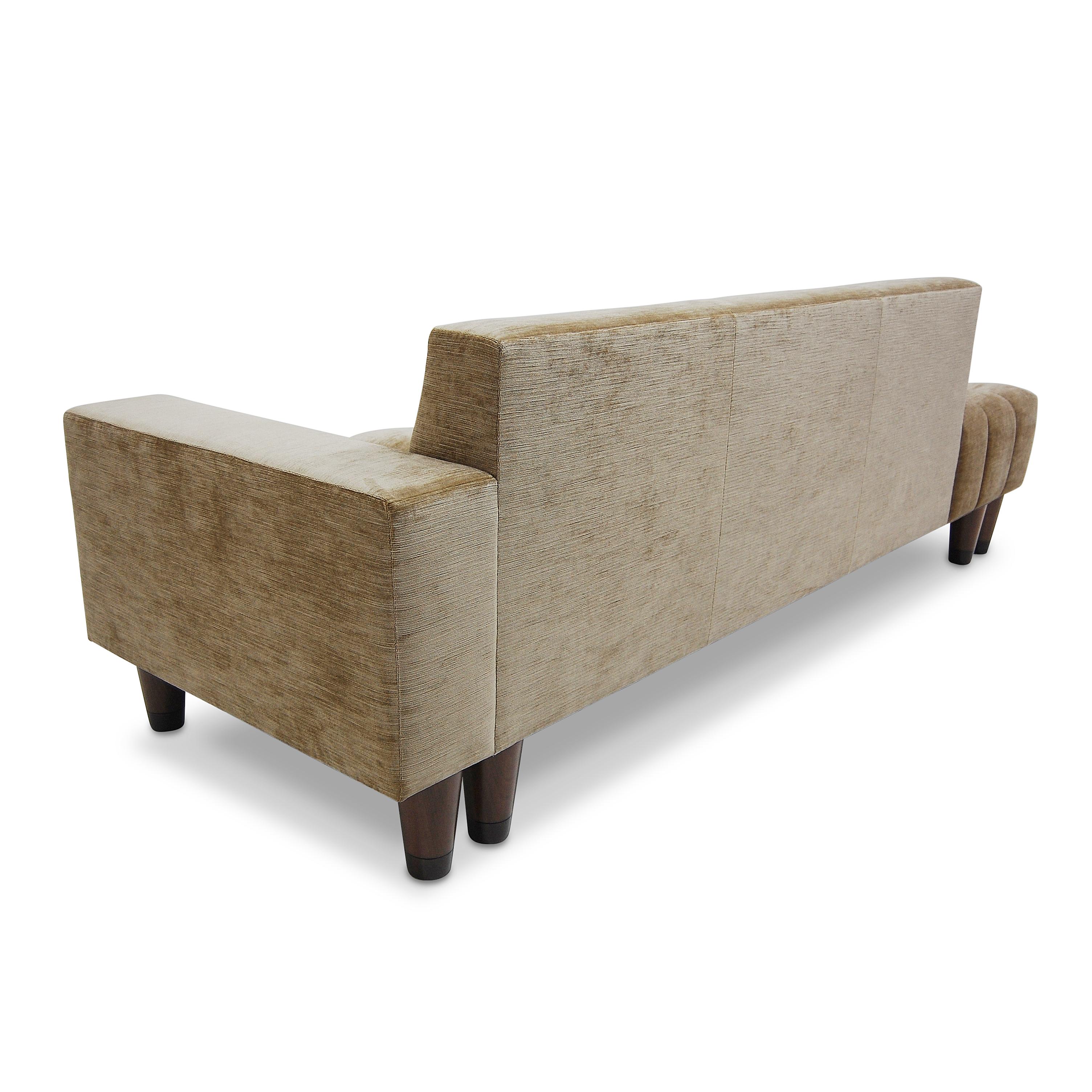 Mini Abyss Sofa Channeling Deep Tufted auf Sitz gedrehte Holzbeine Custom (Stoff) im Angebot