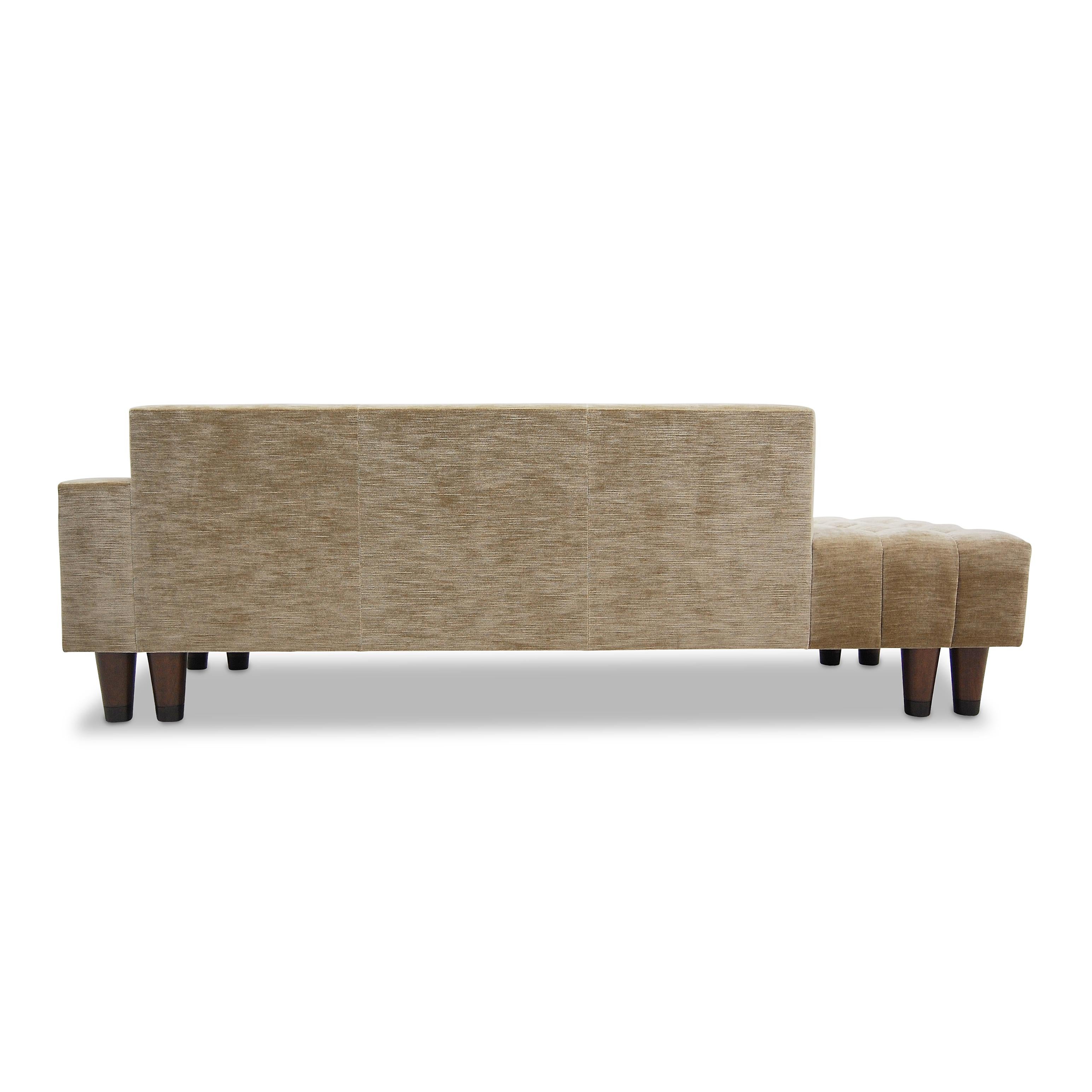 Mini Abyss Sofa Channeling Deep Tufted auf Sitz gedrehte Holzbeine Custom im Angebot 1