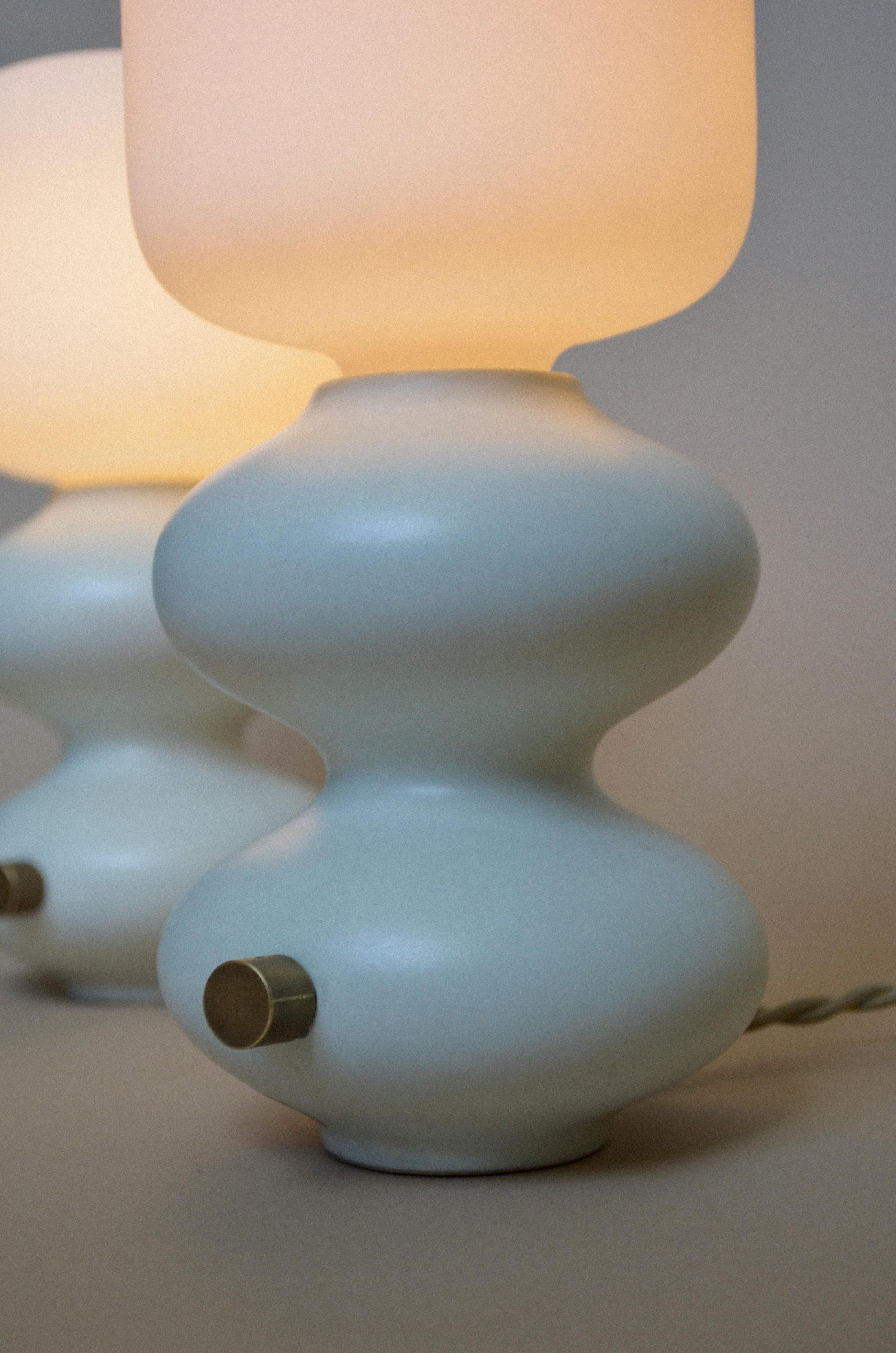 Mini Alabaster Wave Form Ceramic Table Lamp by Forma Rosa Studio In New Condition For Sale In Geneve, CH
