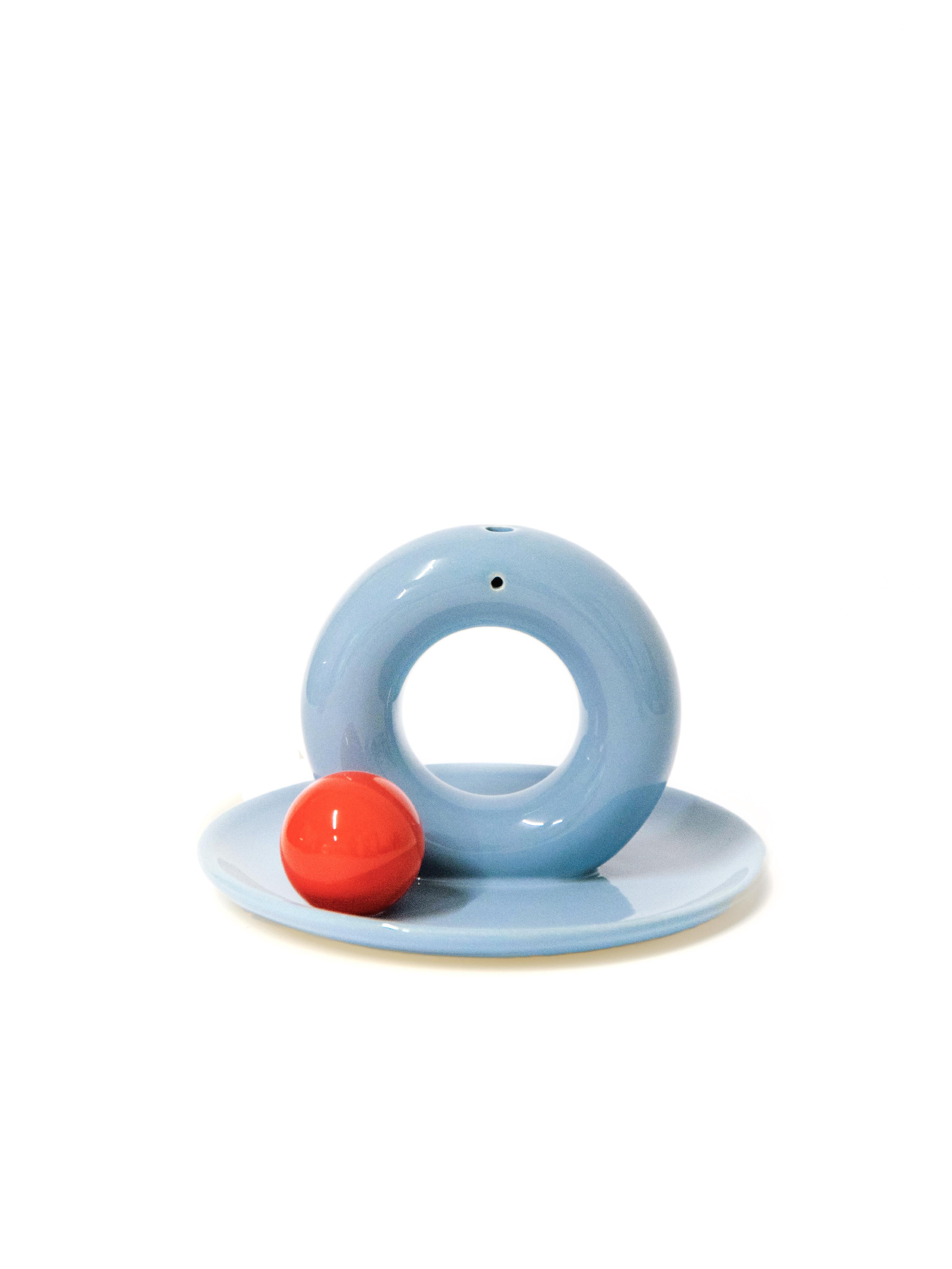 Aniela MINI est la réponse au besoin d'un petit objet - un sous-verre qui peut être utilisé pour tenir des bijoux, des bonbons ou brûler des bâtons d'encens.


Plateau bleu denim
Boule rouge

ø 15 cm
deux trous pour l'encens 