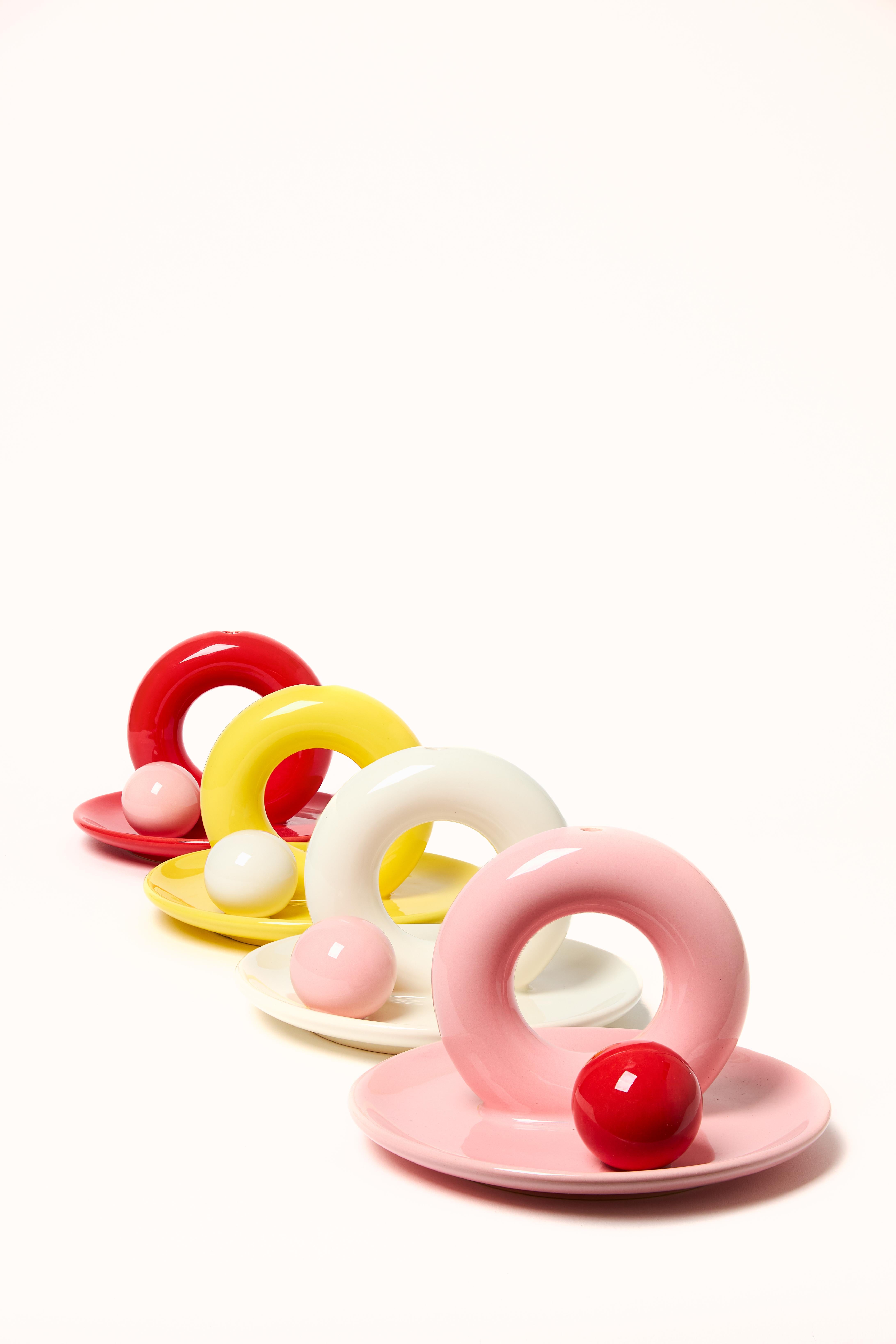 Keramik
ecrufarbene Glasur
rosa Ball
ø 15 cm

Aniela MINI ist die Antwort auf das Bedürfnis nach einem kleinen Gegenstand - ein Untersetzer, auf dem man Schmuck, Süßigkeiten oder Räucherstäbchen abstellen kann.