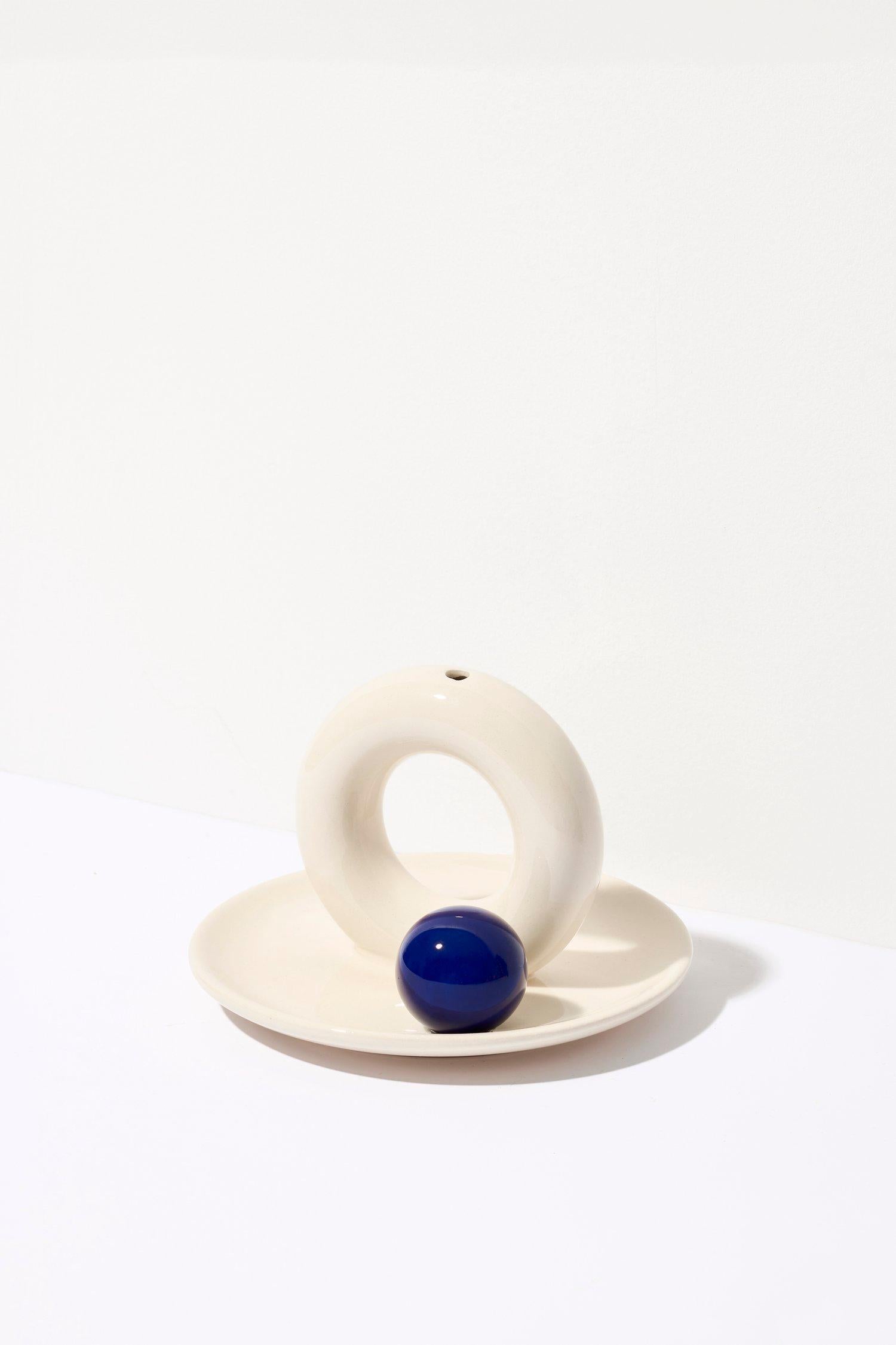 Aniela MINI est la réponse au besoin d'un petit objet - un sous-verre qui peut être utilisé pour tenir des bijoux, des bonbons ou brûler des bâtons d'encens.

Plat beige
Boule bleu cobalt

ø 15 cm
deux trous pour l'encens 