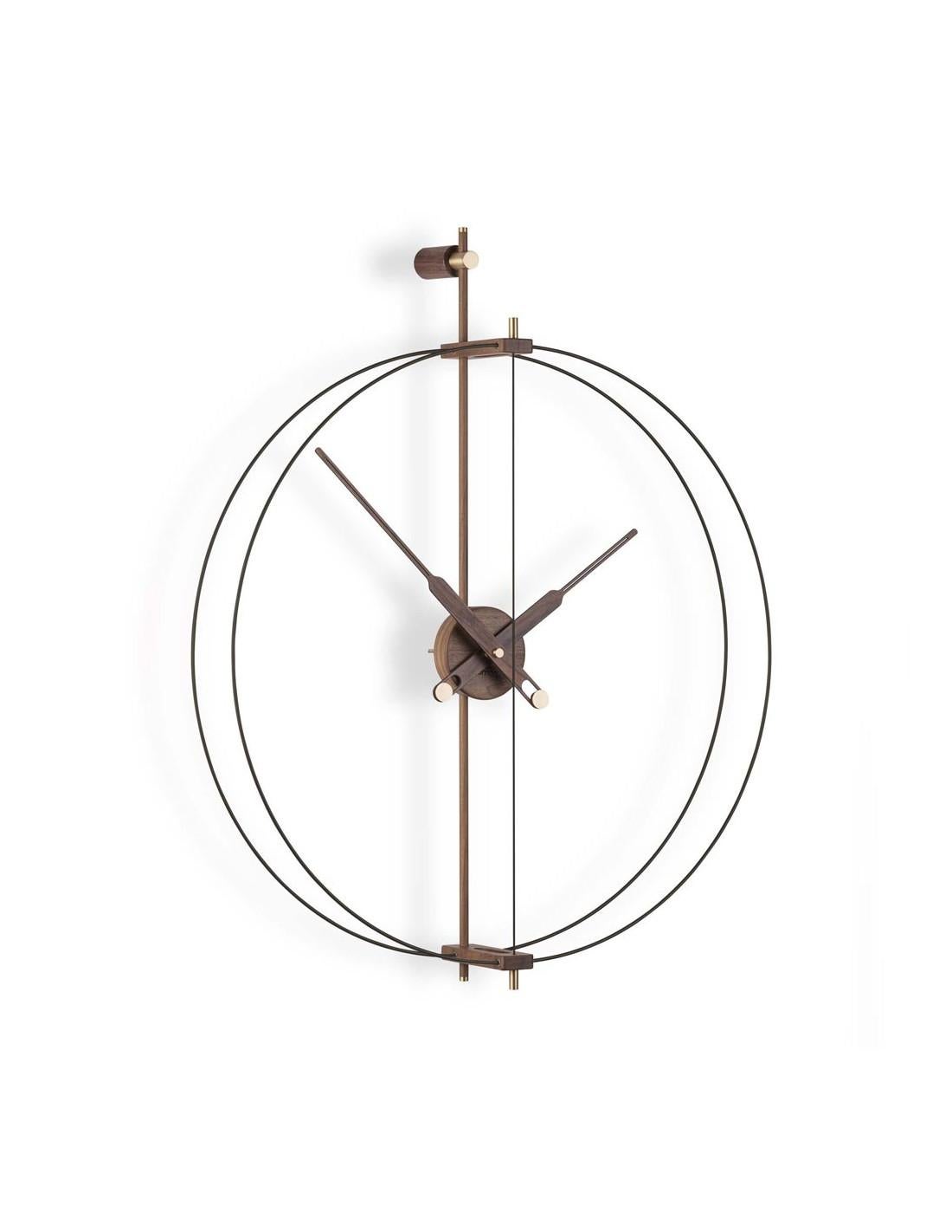 The modern Mini Barcelona Premium highlights the combination of golden pieces with natural walnut, which give it a more sophisticated and elegant aesthetic and quality.
Mini Barcelona Premium wall clock : Black fiberglass or brass-finished