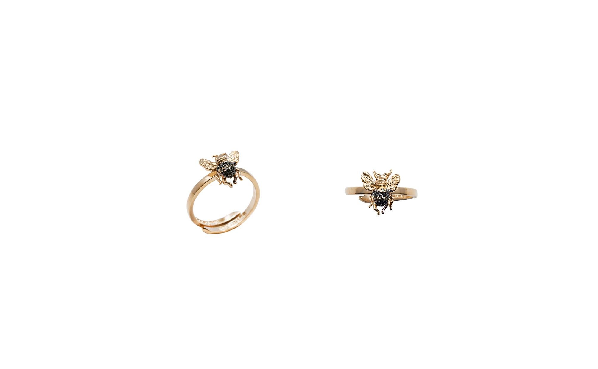 Contemporary Mini Bee Gold Band Ring with Pavé Black and Cognac Diamonds For Sale