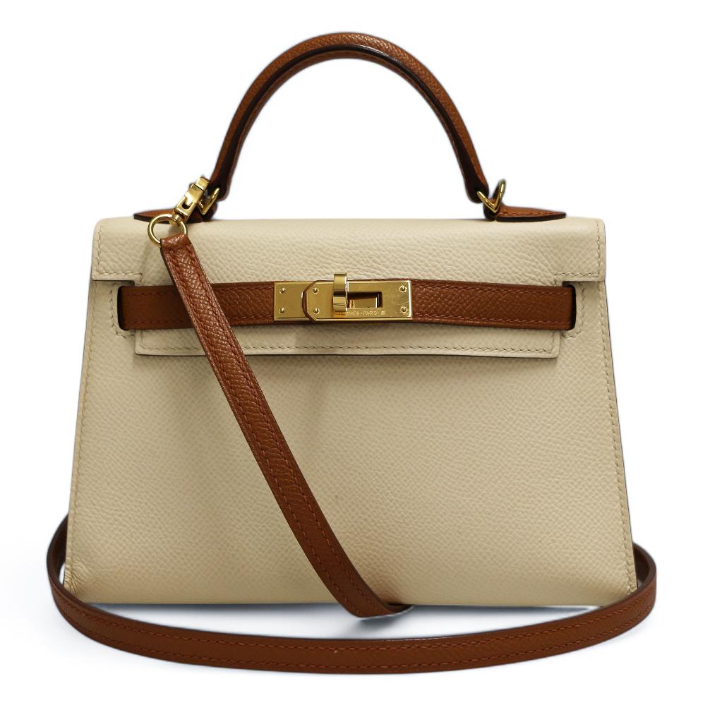 Special order for special customers.
Stunning mini Kelly Hermès horseshoe, delivered in its original Hermès dustbag.
Condition: Very good
Made in France
Model: mini kelly
Material : epsom
Interior: smooth craie leather
Color: craie, gold
Dimensions: