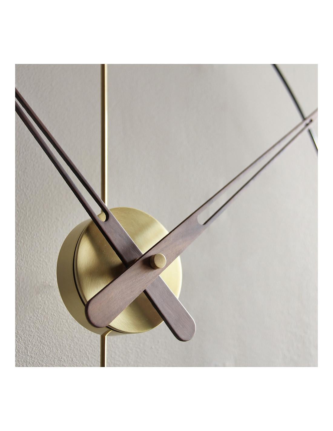 L'horloge Mini Bilbao G se distingue par son cercle lumineux qui lui donne la forme fine de l'accessoire. L'utilisation de lignes fines et délicates permet un design simple et minimaliste qui ne recharge pas la vue. 
Mini horloge murale Bilbao G :