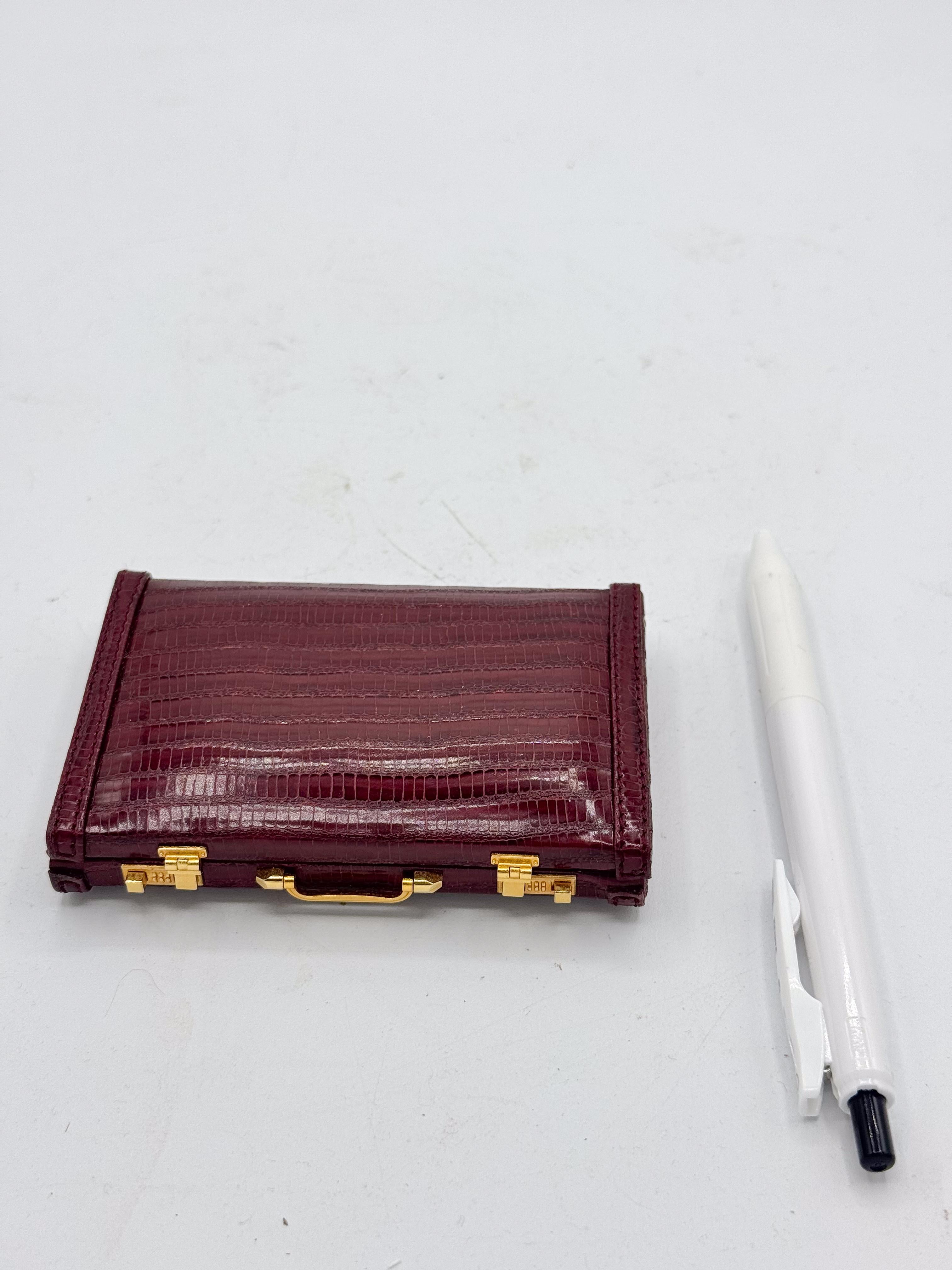 Mini Aktenkoffer Visitenkartenhalter Burgund Faux-Croc - NOS mit Spiegel 1990s im Angebot 3