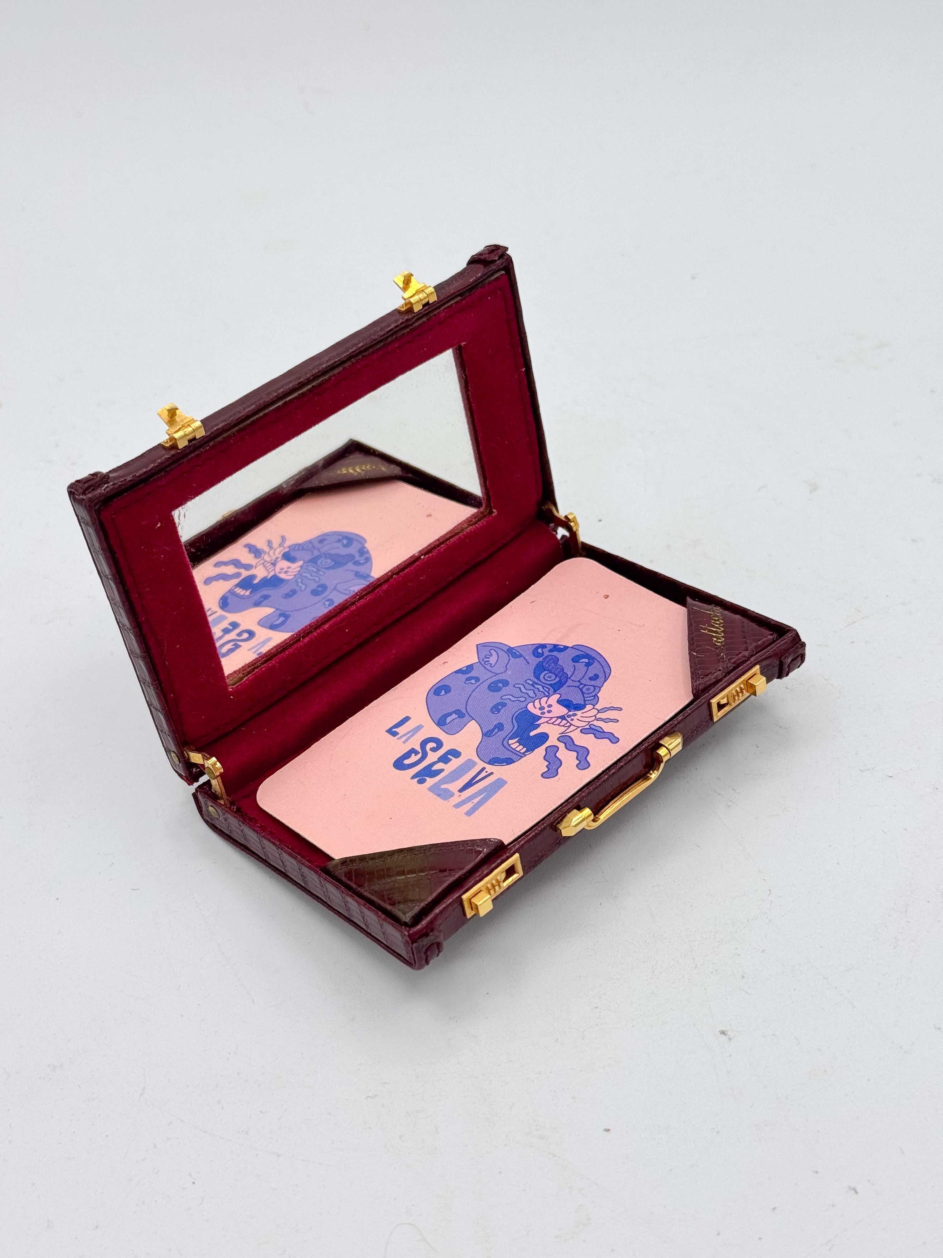 Mini Aktenkoffer Visitenkartenhalter Burgund Faux-Croc - NOS mit Spiegel 1990s im Angebot 4