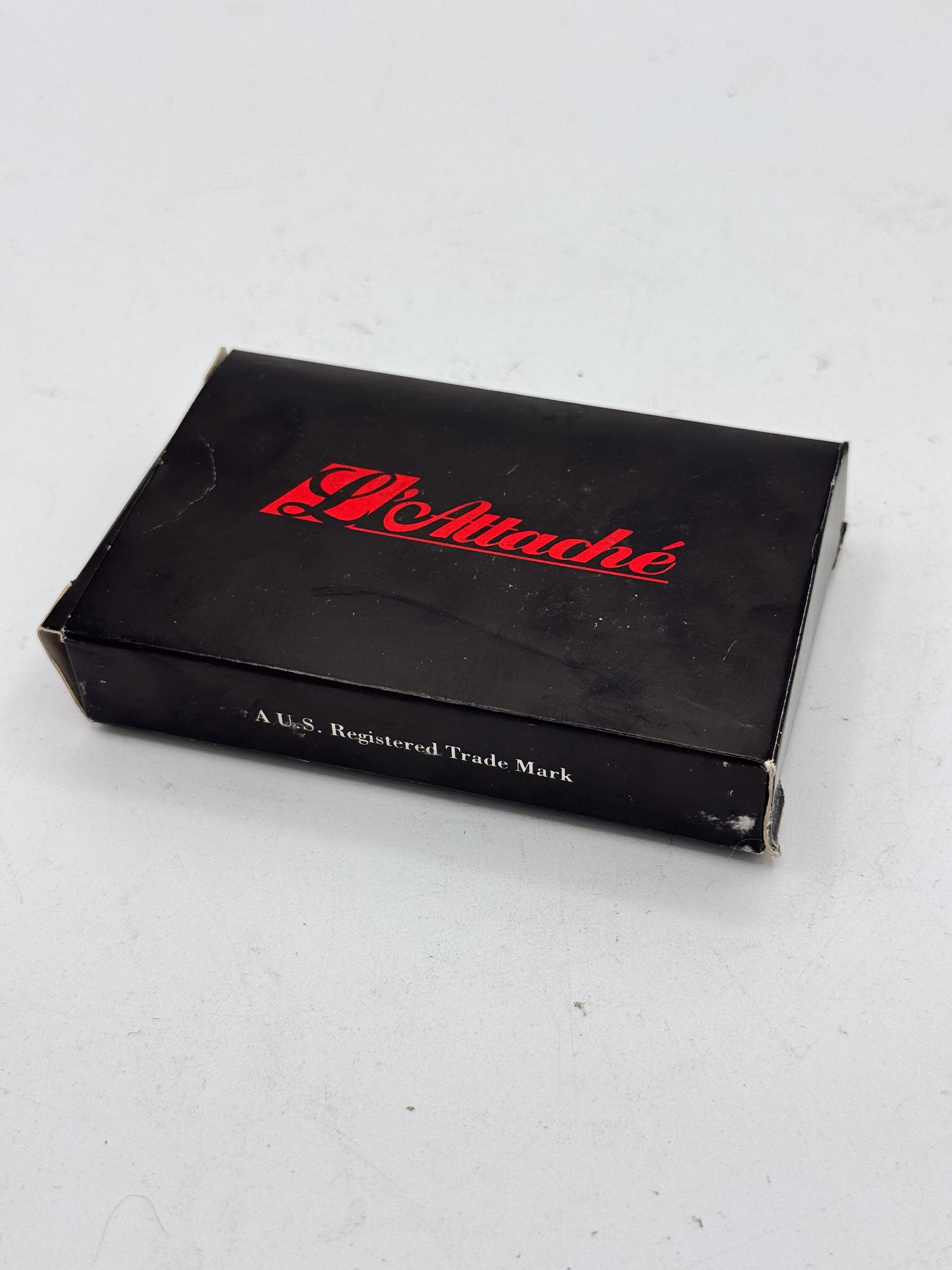 Mini Aktenkoffer Visitenkartenhalter Burgund Faux-Croc - NOS mit Spiegel 1990s im Angebot 6