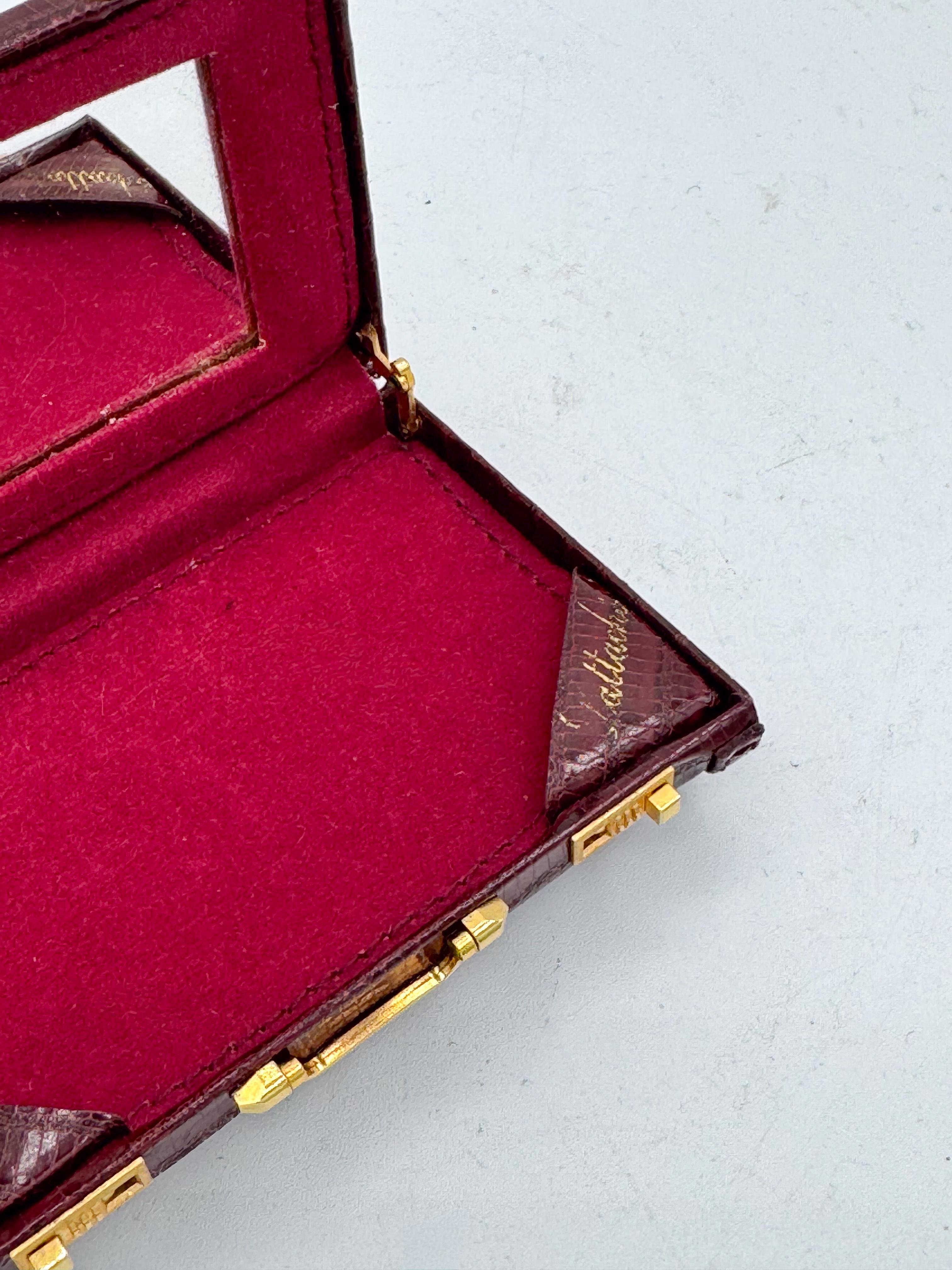 Mini Aktenkoffer Visitenkartenhalter Burgund Faux-Croc - NOS mit Spiegel 1990s (Postmoderne) im Angebot