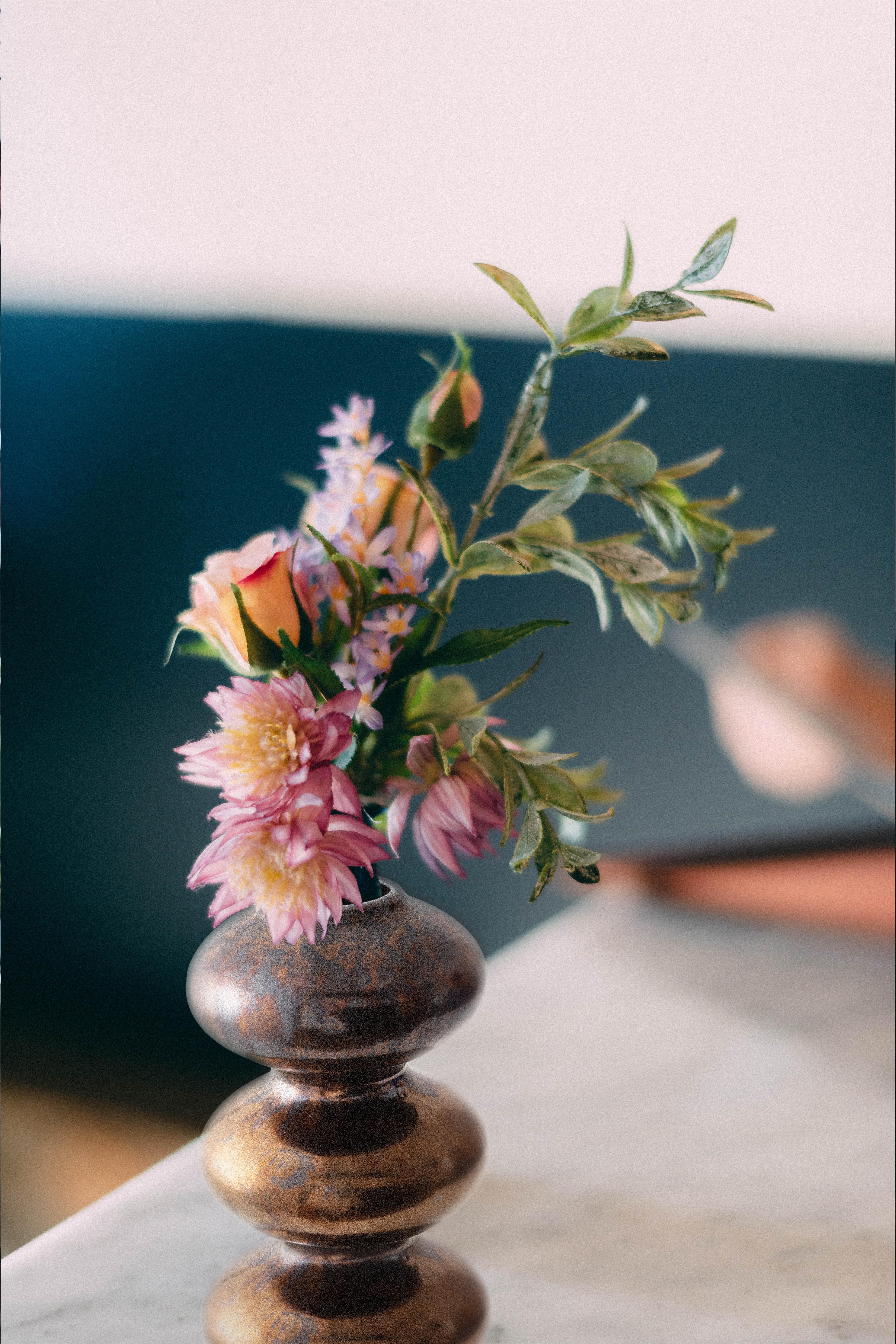 Mini Bronze Wave Form Vase by Forma Rosa Studio In New Condition For Sale In Geneve, CH