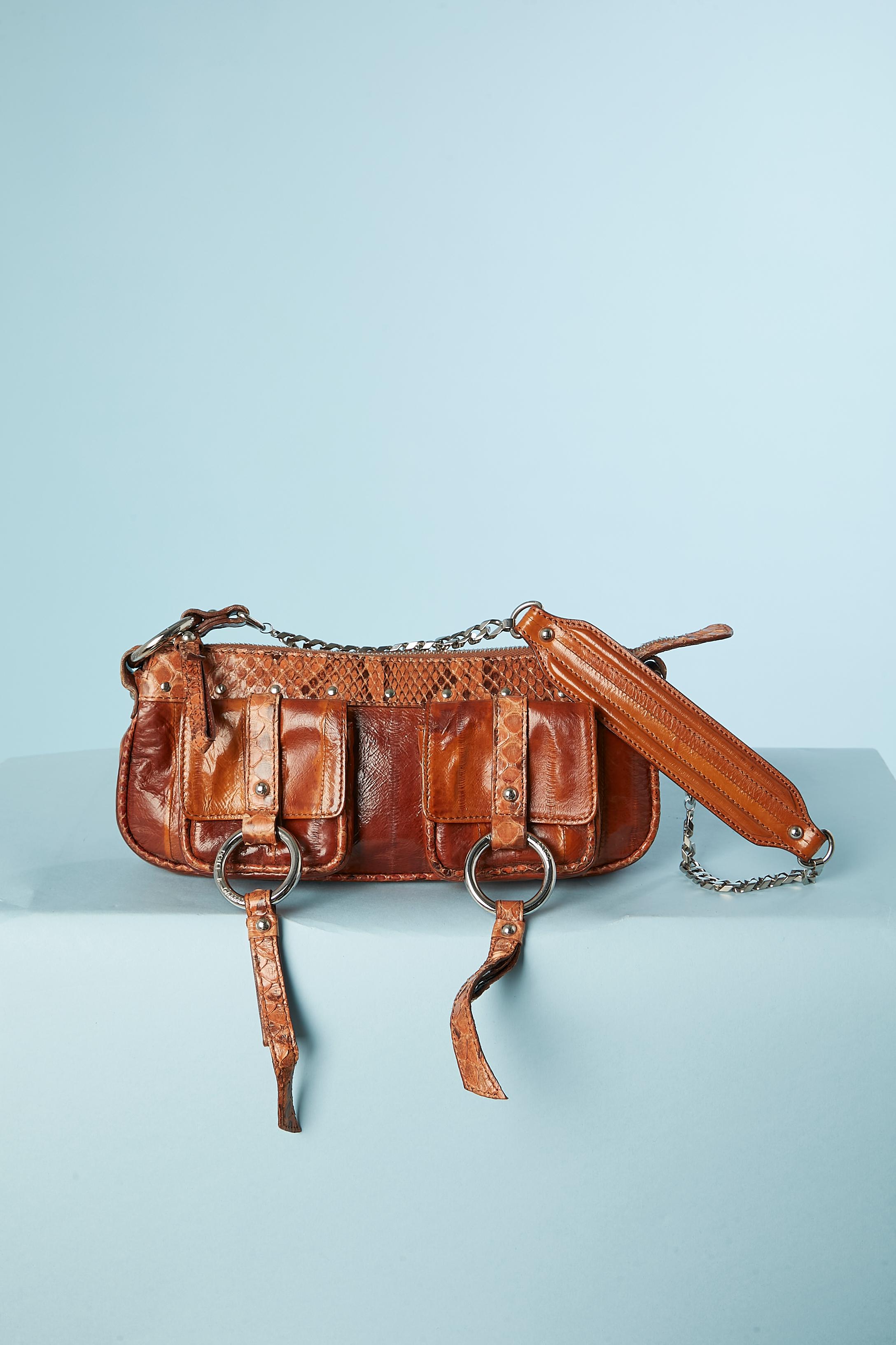 Mini brown leather bag with pocket on the front with snap closure and branded silver metal rings. Chain and leather handle. Brown suede lining. Zip closure on the top middle. One inside pocket with zip closure.
SIZE: 25 cm X 11cm X 3cm
Shoulder