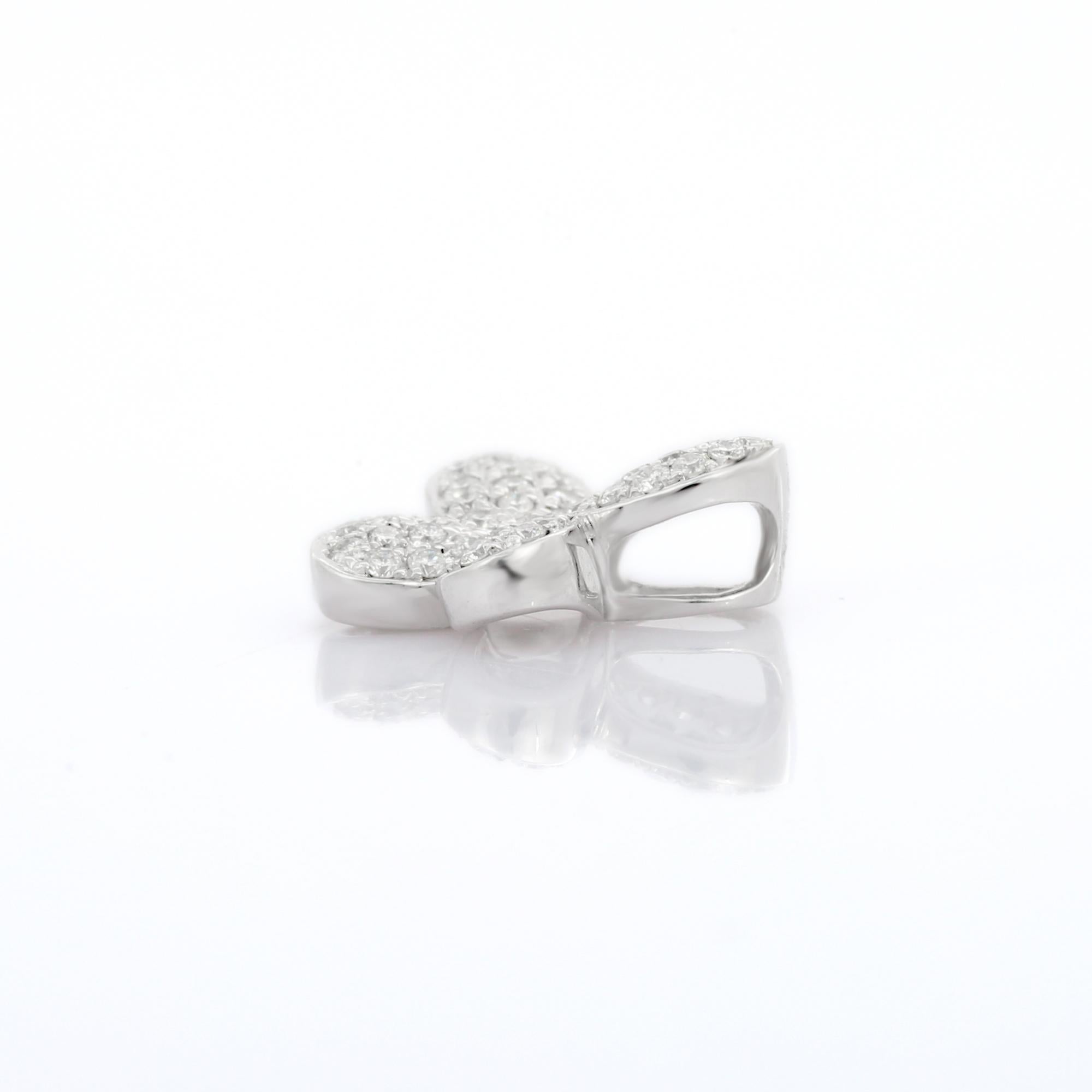 Pendentif papillon en diamant en or 14K. Il comporte des diamants de taille ronde qui complètent votre look avec une touche décente. Ce pendentif papillon est devenu un symbole de renaissance et de résurrection. Les pendentifs sont utilisés pour