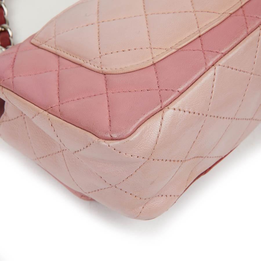 CHANEL Zeitlose Mini-Tasche aus dreifarbigem rosa und rotem Lammleder 5