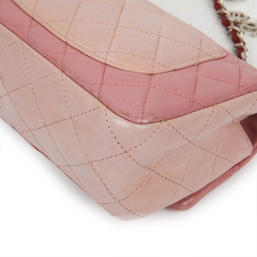 CHANEL Zeitlose Mini-Tasche aus dreifarbigem rosa und rotem Lammleder 6