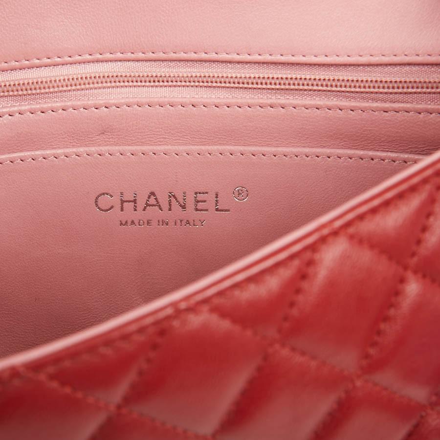 CHANEL Zeitlose Mini-Tasche aus dreifarbigem rosa und rotem Lammleder 7