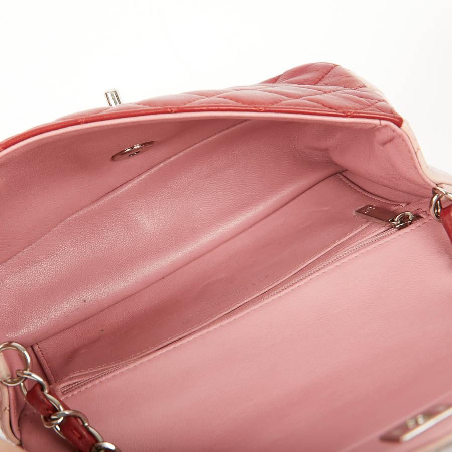CHANEL Zeitlose Mini-Tasche aus dreifarbigem rosa und rotem Lammleder 8
