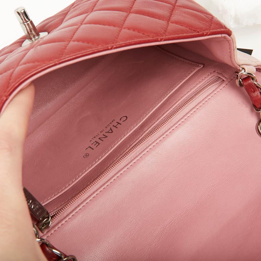 CHANEL Zeitlose Mini-Tasche aus dreifarbigem rosa und rotem Lammleder 9