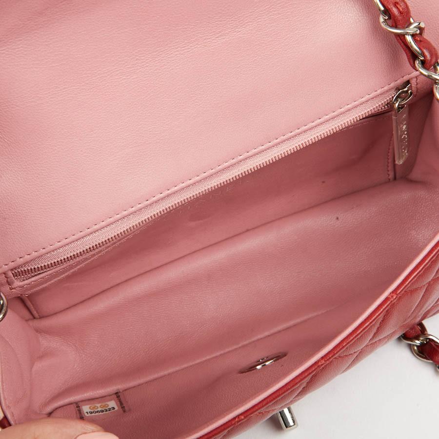 CHANEL Zeitlose Mini-Tasche aus dreifarbigem rosa und rotem Lammleder 10