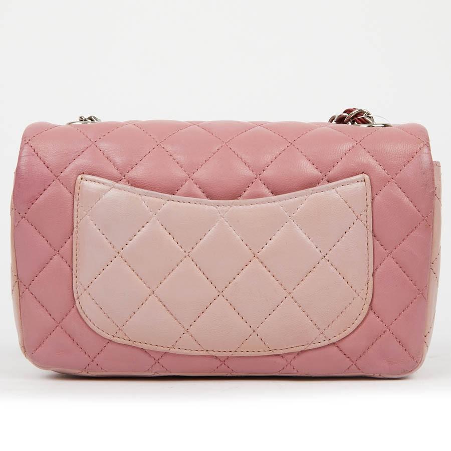 CHANEL Zeitlose Mini-Tasche aus dreifarbigem rosa und rotem Lammleder im Zustand „Gut“ in Paris, FR