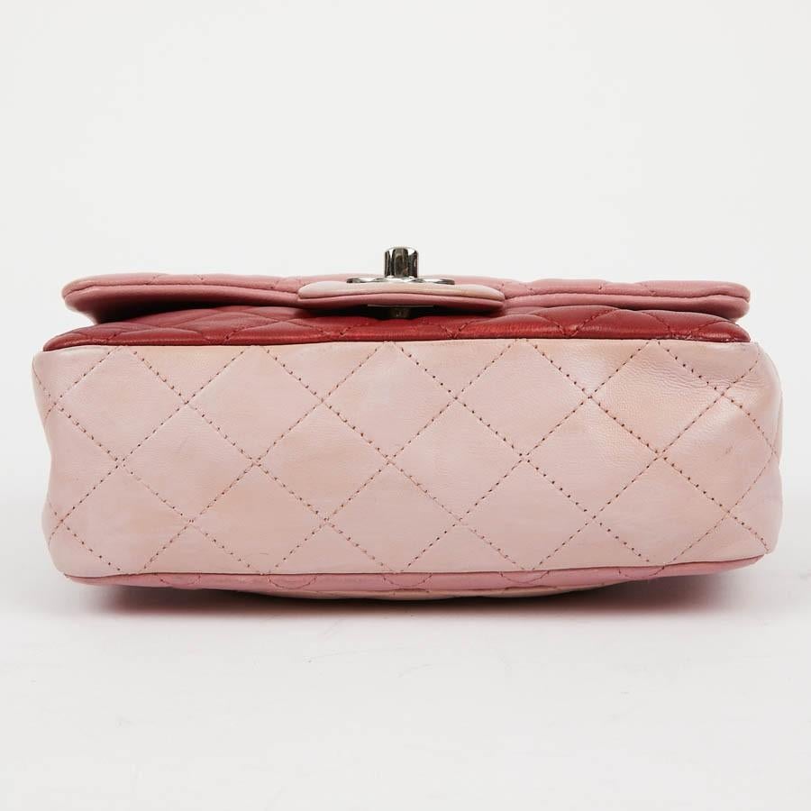 CHANEL Zeitlose Mini-Tasche aus dreifarbigem rosa und rotem Lammleder Damen