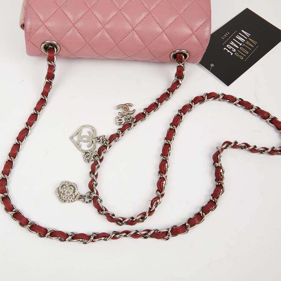 CHANEL Zeitlose Mini-Tasche aus dreifarbigem rosa und rotem Lammleder 2