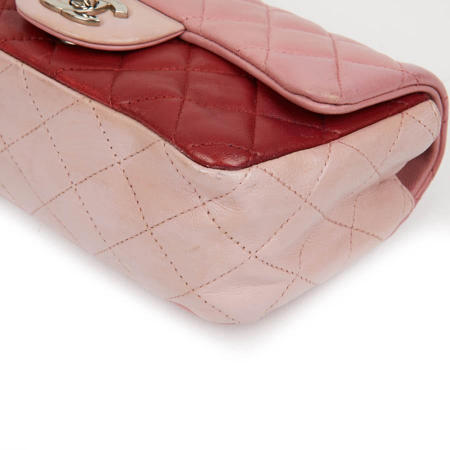 CHANEL Zeitlose Mini-Tasche aus dreifarbigem rosa und rotem Lammleder 3