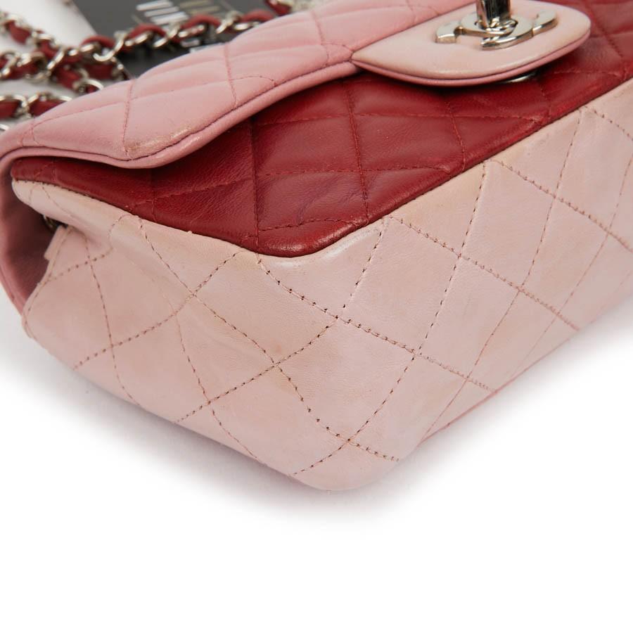 CHANEL Zeitlose Mini-Tasche aus dreifarbigem rosa und rotem Lammleder 4