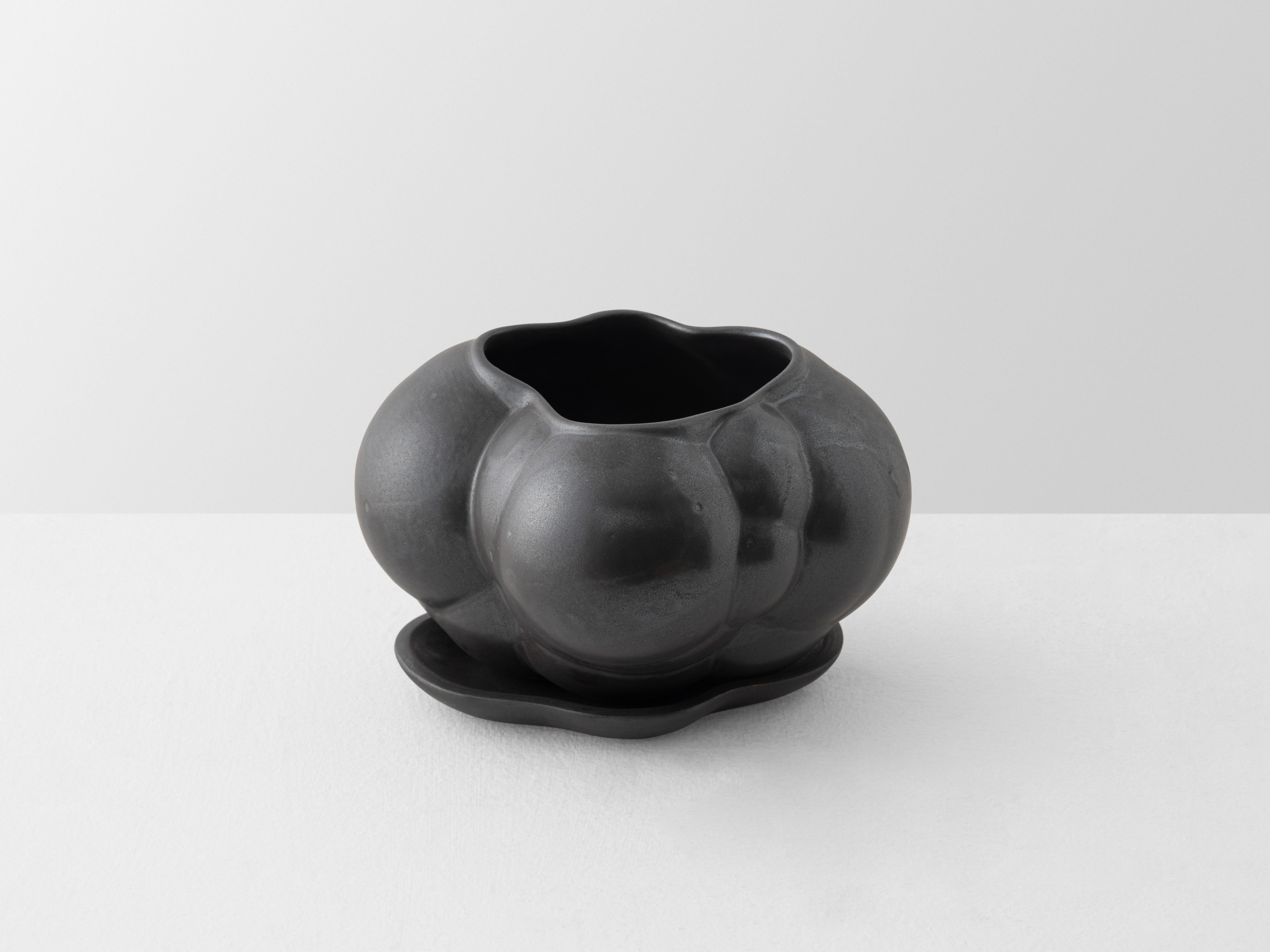 Mini Charcoal Botryoidal Planter by Forma Rosa Studio
Dimensions: D 15.2 x W 20.3 x H 15.2 cm.
Materials: Ceramic.

Available in Bronze, Green, Crystal Cream, and Charcoal colors.

Our Botryoidal Planter Mini is digitally grown to imitate the